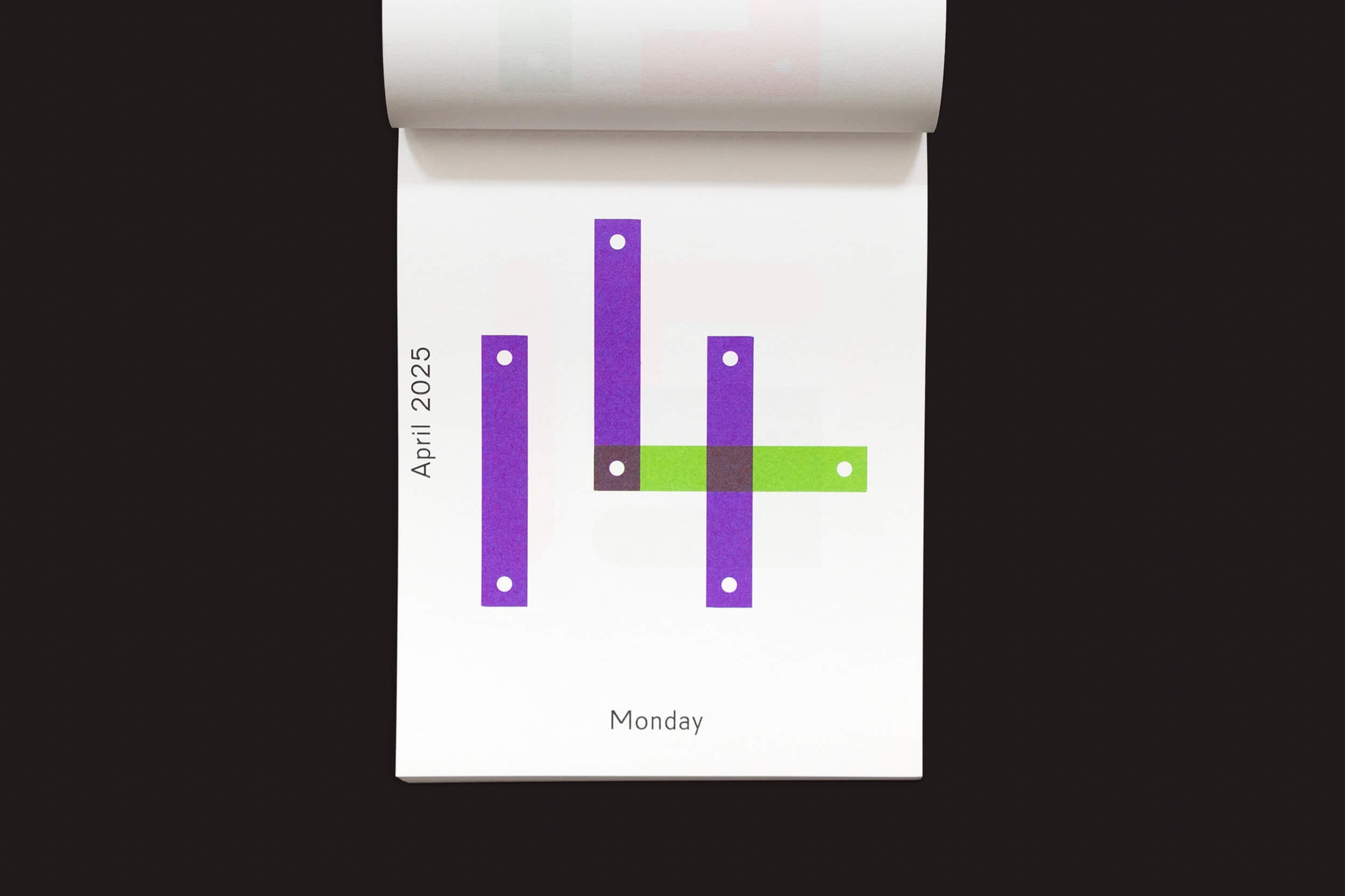 O calendário 2025 Every day is a new day de Karel Martens para a Roma Publications apresenta um design minimalista com barras roxas e verdes sobrepostas em um fundo branco, destacando segunda-feira, 14 de abril, no estilo monocromático característico da Martens.