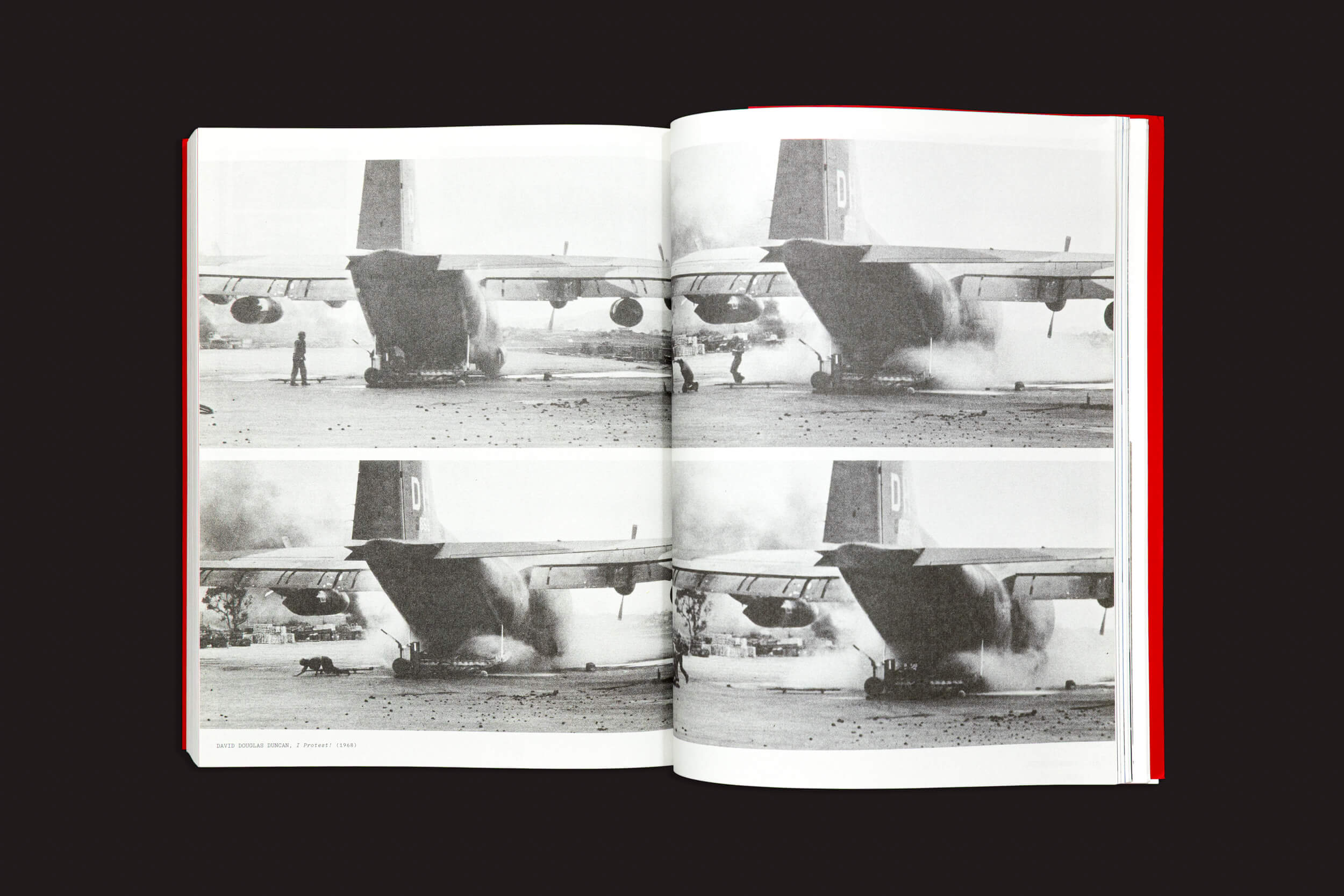 O fotolivro aberto "FLASHPOINT! Protest Photography in Print, 1950–Present", de Russet Lederman e Olga Yatskevich, da 10x10 Photobooks, exibe imagens em preto e branco de uma grande aeronave em uma pista. Fumaça ou poeira giram em torno de suas rodas nesta sequência artística de fotografia impressa.