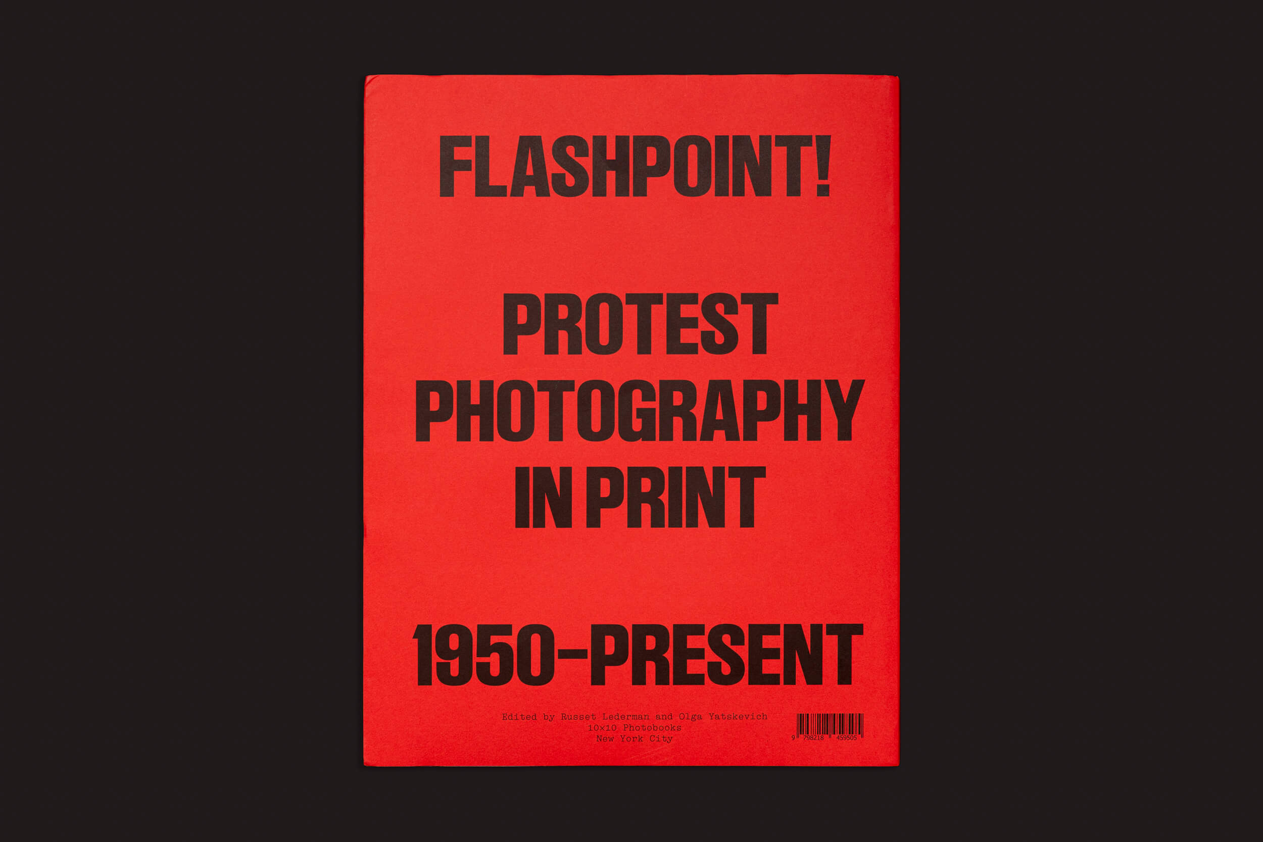 A capa vermelha do livro da 10x10 Photobooks apresenta texto preto em negrito com "FLASHPOINT! Protest Photography in Print, 1950–Present" de Russet Lederman e Olga Yatskevich contra um fundo escuro, celebrando o espírito de resistência e a arte da fotografia impressa.