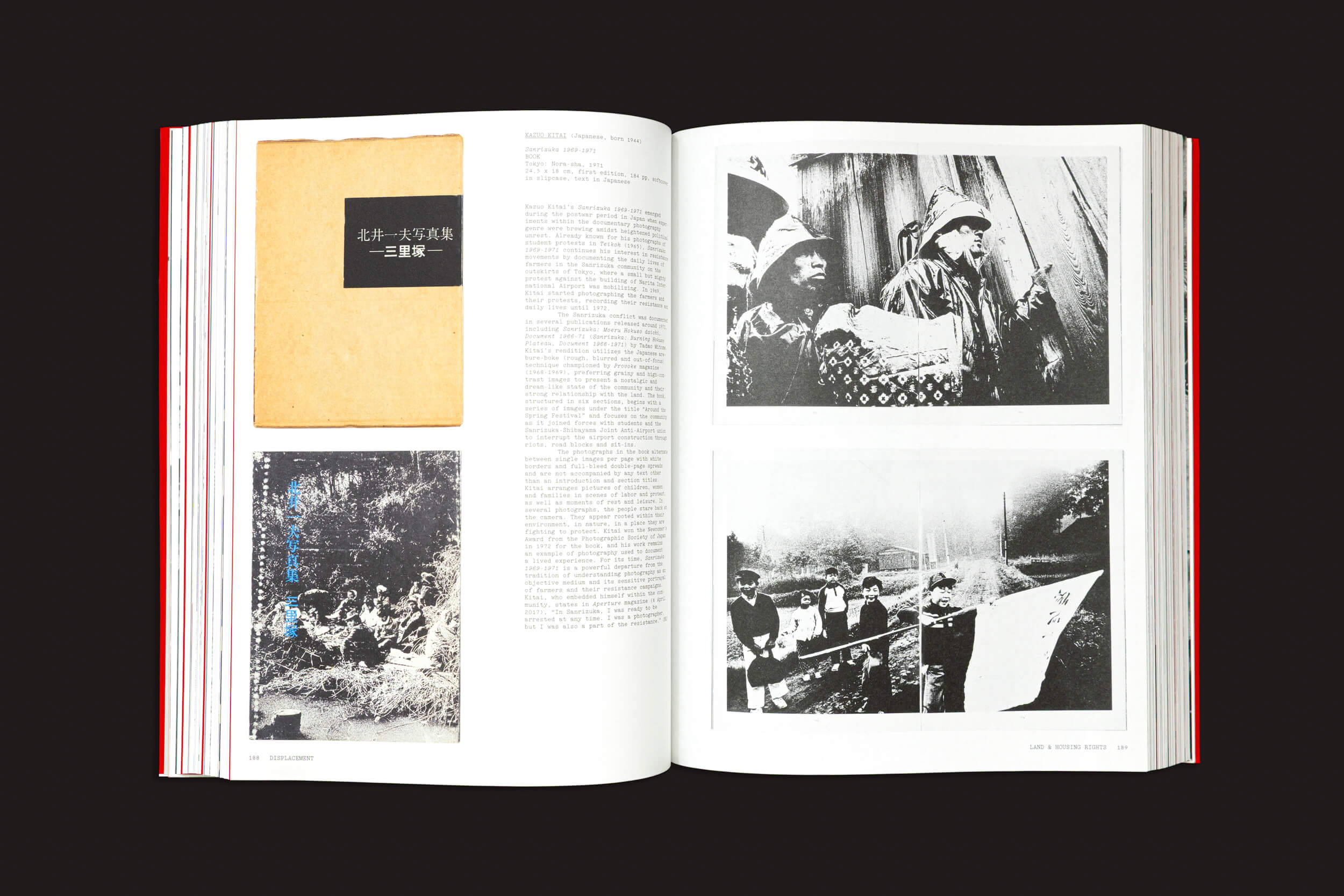 O fotolivro aberto “FLASHPOINT! Protest Photography in Print, 1950–Present”, de Russet Lederman e Olga Yatskevich, da 10x10 Photobooks, apresenta fotos históricas em preto e branco. Uma página apresenta uma capa marrom, texto e figuras em trajes tradicionais; a outra exibe fotos de grupo de manifestantes com faixas.