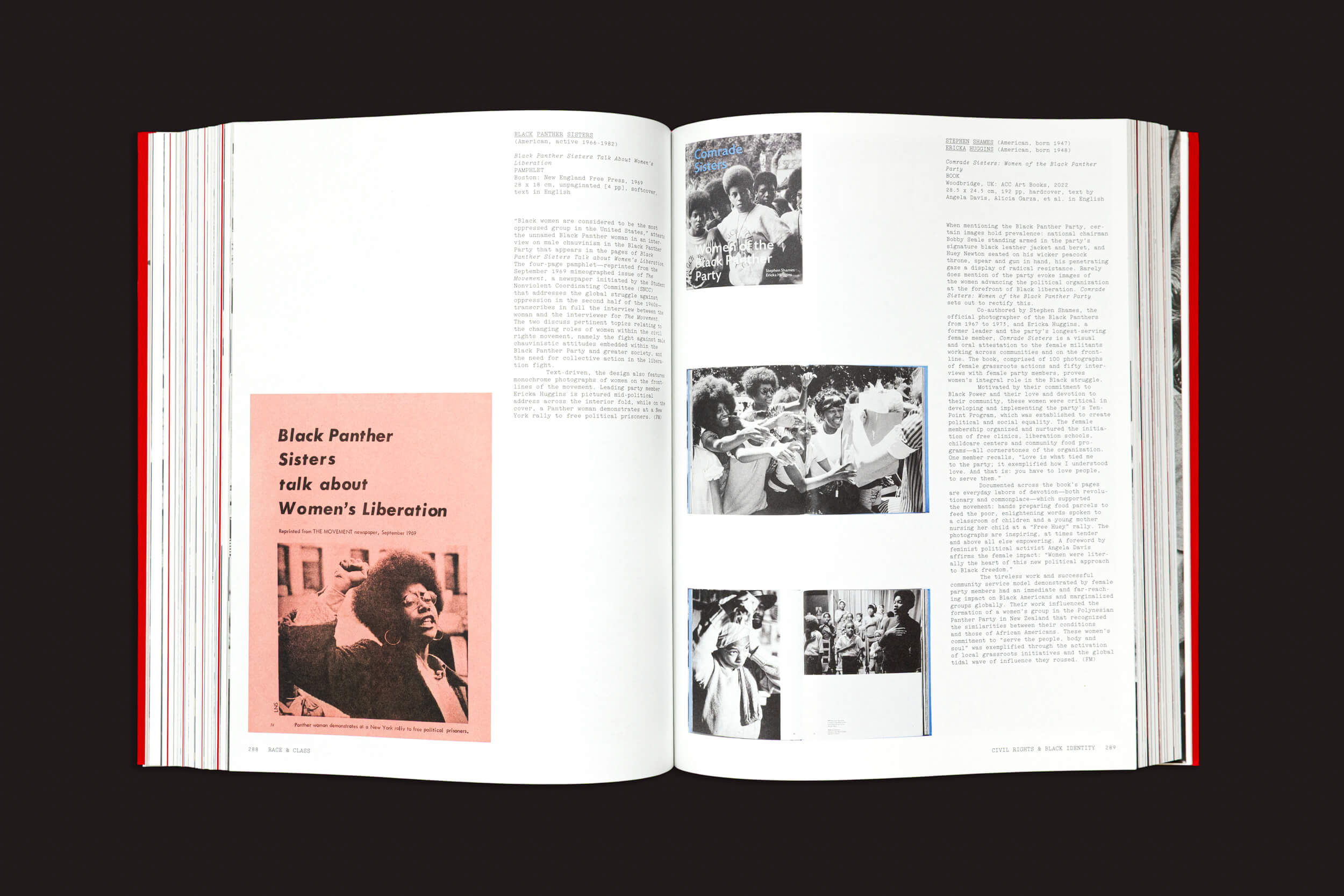 Um livro aberto de "FLASHPOINT! Protest Photography in Print, 1950–Present", de Russet Lederman e Olga Yatskevich, revela duas páginas. A página da esquerda apresenta "Irmãs Panteras Negras falam sobre a libertação das mulheres", com uma mulher ao telefone, enquanto a da direita celebra a fotografia impressa e a resistência.
