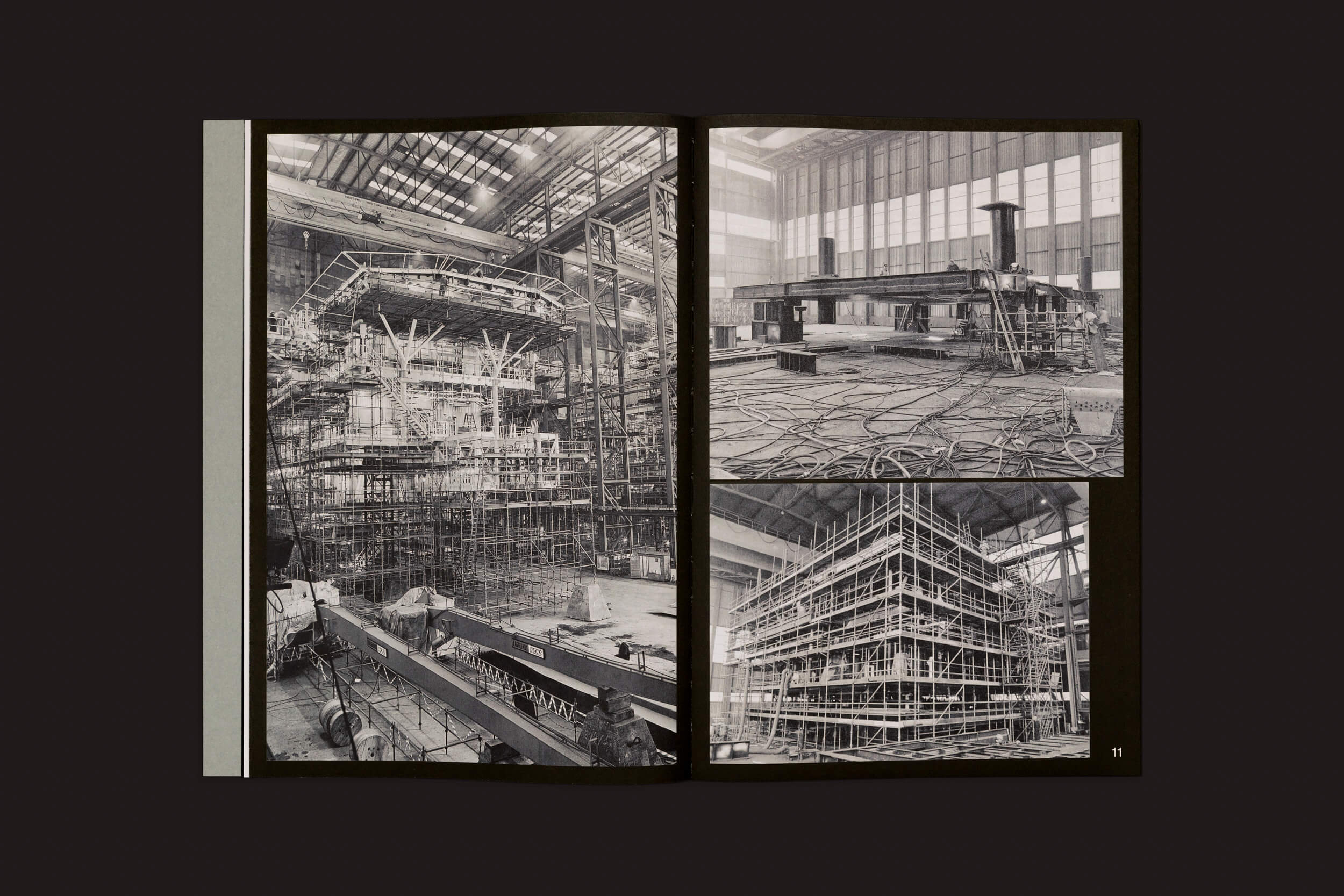 Um livro intitulado Tanja Engelberts: Forgotten Seas, da The Eriskay Connection, está aberto em uma página com três fotografias em preto e branco capturando andaimes, cabos e grandes espaços internos de um canteiro de obras industrial que lembra uma plataforma offshore de petróleo e gás.