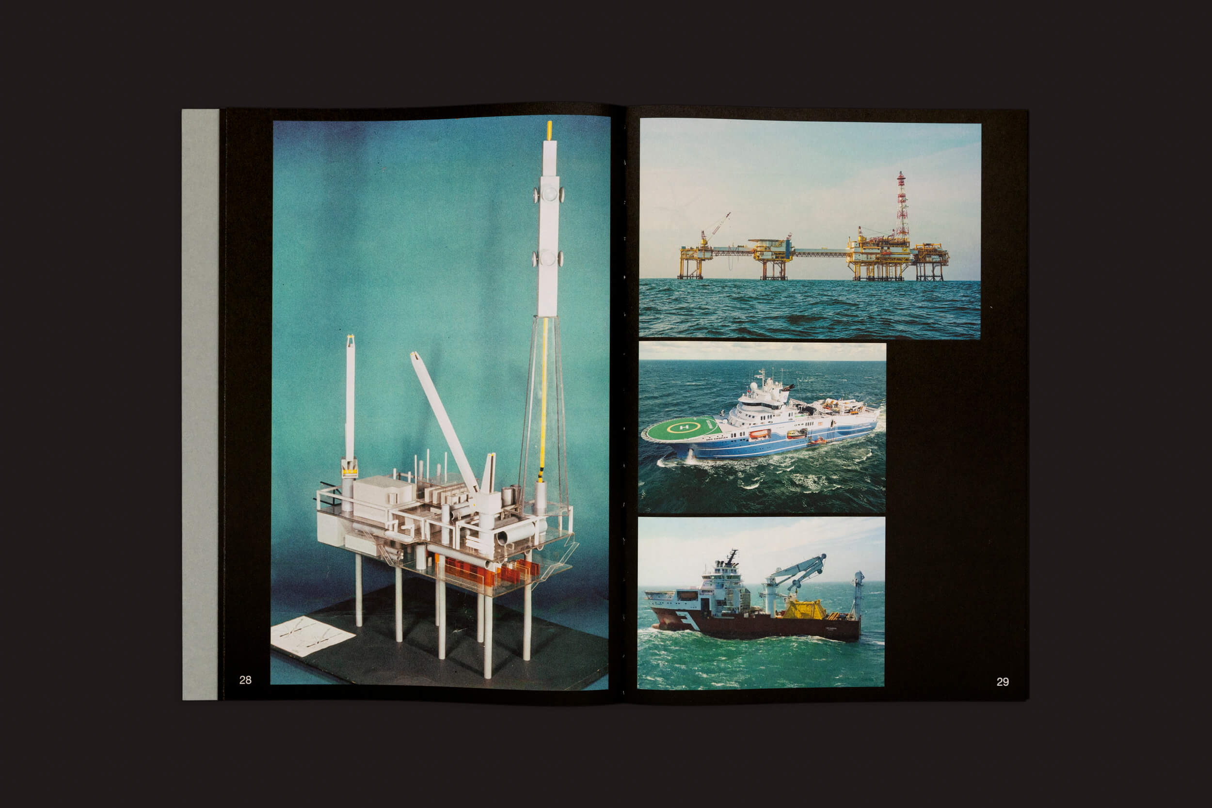 A revista aberta Tanja Engelberts: Forgotten Seas da The Eriskay Connection exibe imagens de petróleo e gás offshore. A página da esquerda apresenta um modelo de plataforma de petróleo, enquanto a da direita mostra duas fotos de plataformas de petróleo no mar e uma de um navio com um heliporto.