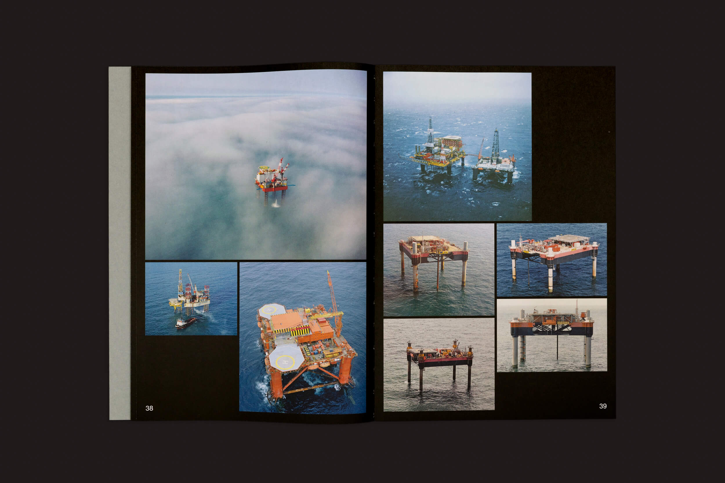 Vistas aéreas de plataformas de petróleo offshore de Tanja Engelberts: Forgotten Seas, da The Eriskay Connection, se espalham por duas páginas, exibindo as estruturas e equipamentos cercados pelo oceano de vários ângulos.