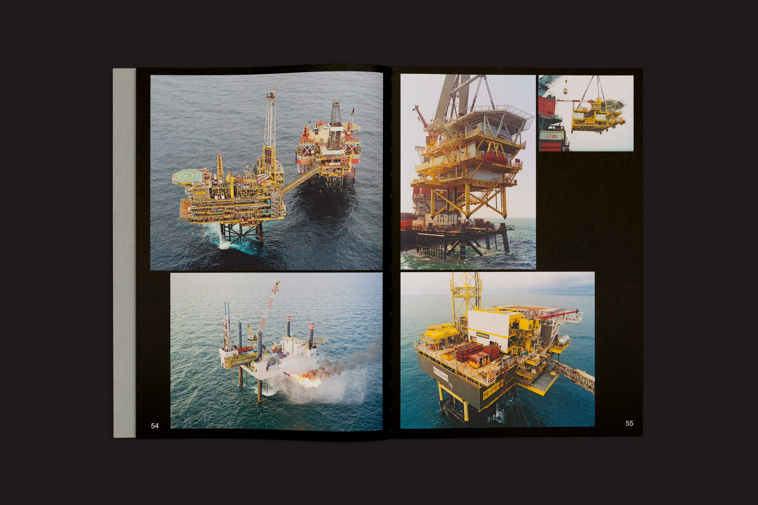 As páginas 54 e 55 de Tanja Engelberts: Forgotten Seas da The Eriskay Connection apresentam uma página dupla com quatro imagens de plataformas de petróleo offshore. Ela destaca plataformas com guindastes e equipamentos, capturando a escala e a vastidão da indústria de petróleo e gás por meio de vistas aéreas.