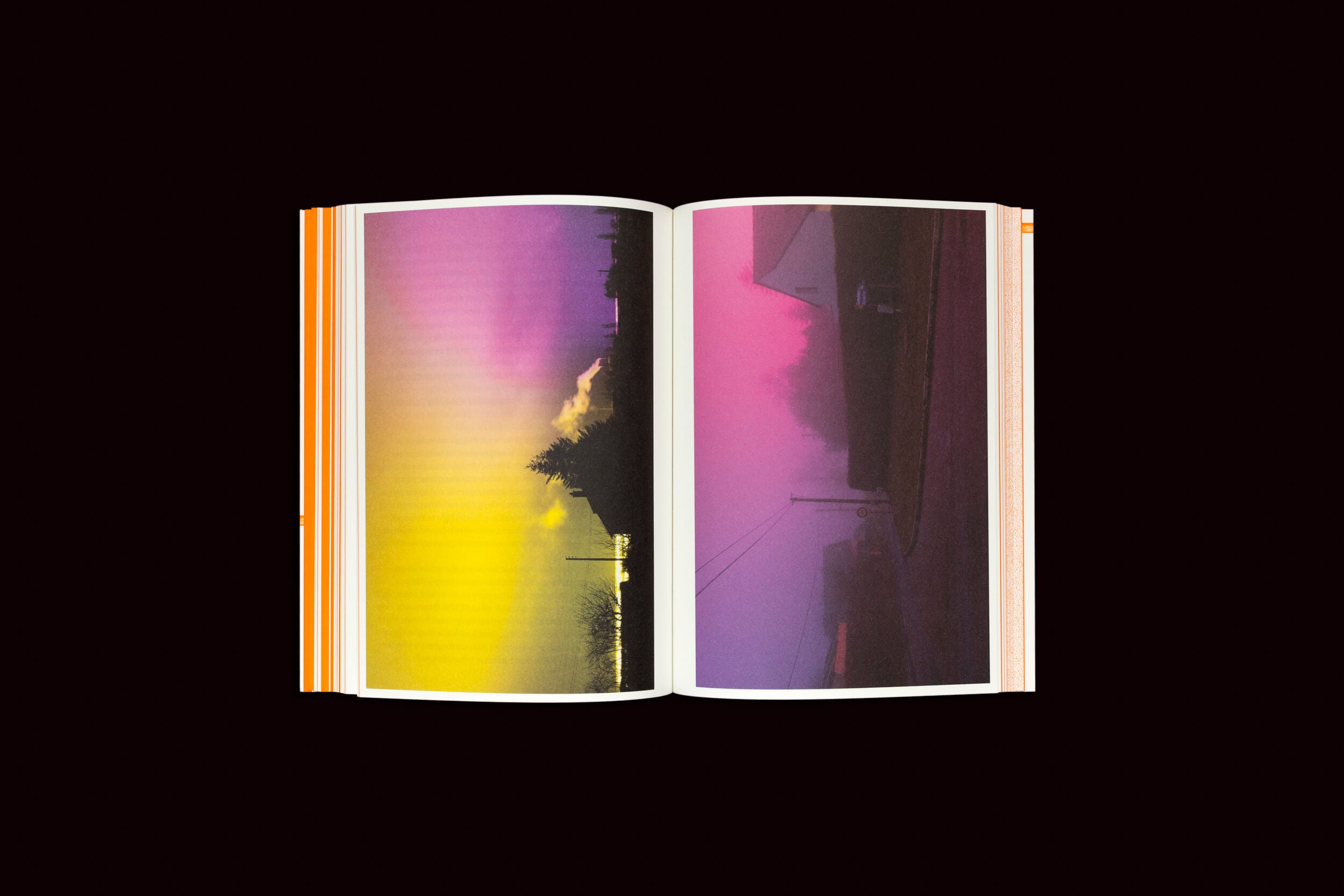 Um livro aberto mostra um pôr do sol vibrante com um gradiente de amarelo para roxo em uma página e silhuetas escuras de árvores e estruturas na outra. Este visual espelha "Greenhouse Stories: Laura Drouet, Olivier Lacrouts" de Onomatopee, onde os contos da natureza se desenrolam contra um pano de fundo preto austero.