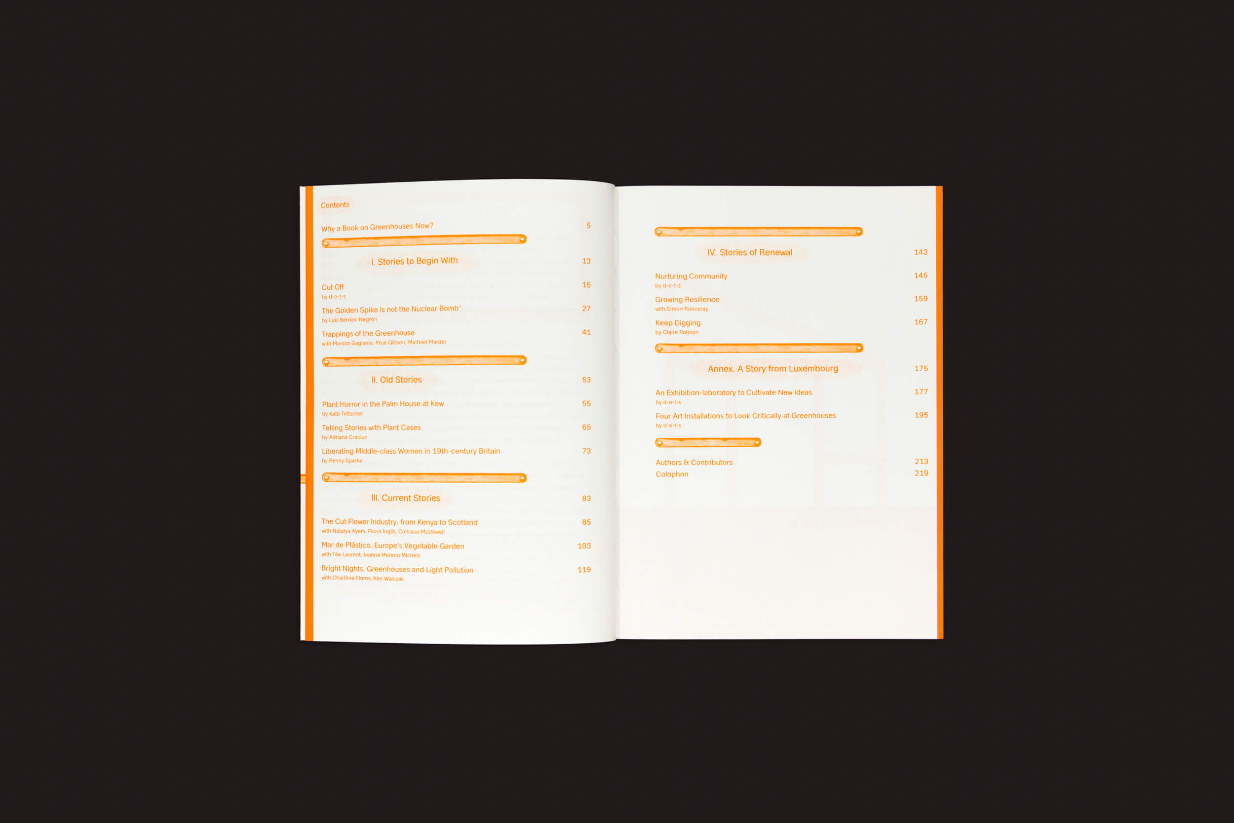 Um livro aberto apresenta seções como "Introdução", "Histórias Globais" e "Histórias de Estufa: Laura Drouet, Olivier Lacrouts" por Onomatopee. Números de página destacados em laranja guiam os leitores por uma jornada de descoberta com seções como "Histórias Atuais" e "Lançamento Atômico e Cidade-Estado".