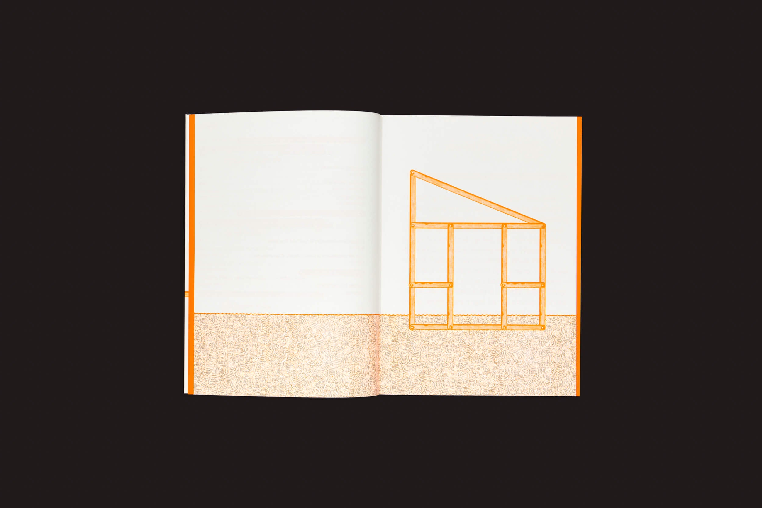 Um livro aberto com uma ilustração arquitetônica minimalista em linhas laranja na página direita repousa contra um fundo escuro. A página esquerda, quase toda em branco, sutilmente sugere "Greenhouse Stories: Laura Drouet, Olivier Lacrouts" de Onomatopee, com uma seção texturizada que lembra o chão de uma estufa.