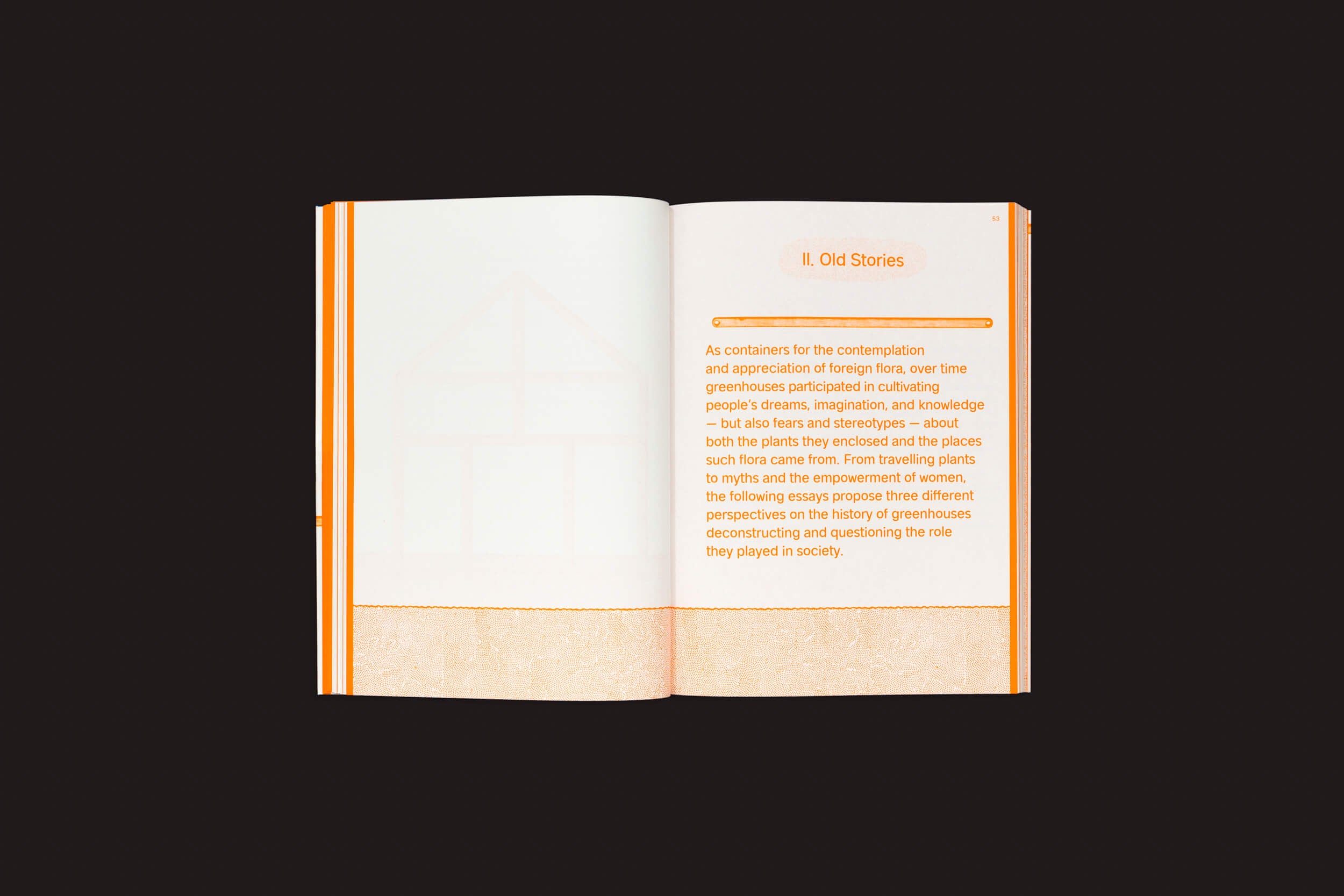 Um livro aberto intitulado "Greenhouse Stories: Laura Drouet, Olivier Lacrouts", de Onomatopee, exibe uma seção chamada "II. Old Stories". A página da direita explora estufas e influências culturais, enquanto a da esquerda mostra contornos tênues de uma estrutura, todos acentuados em laranja.