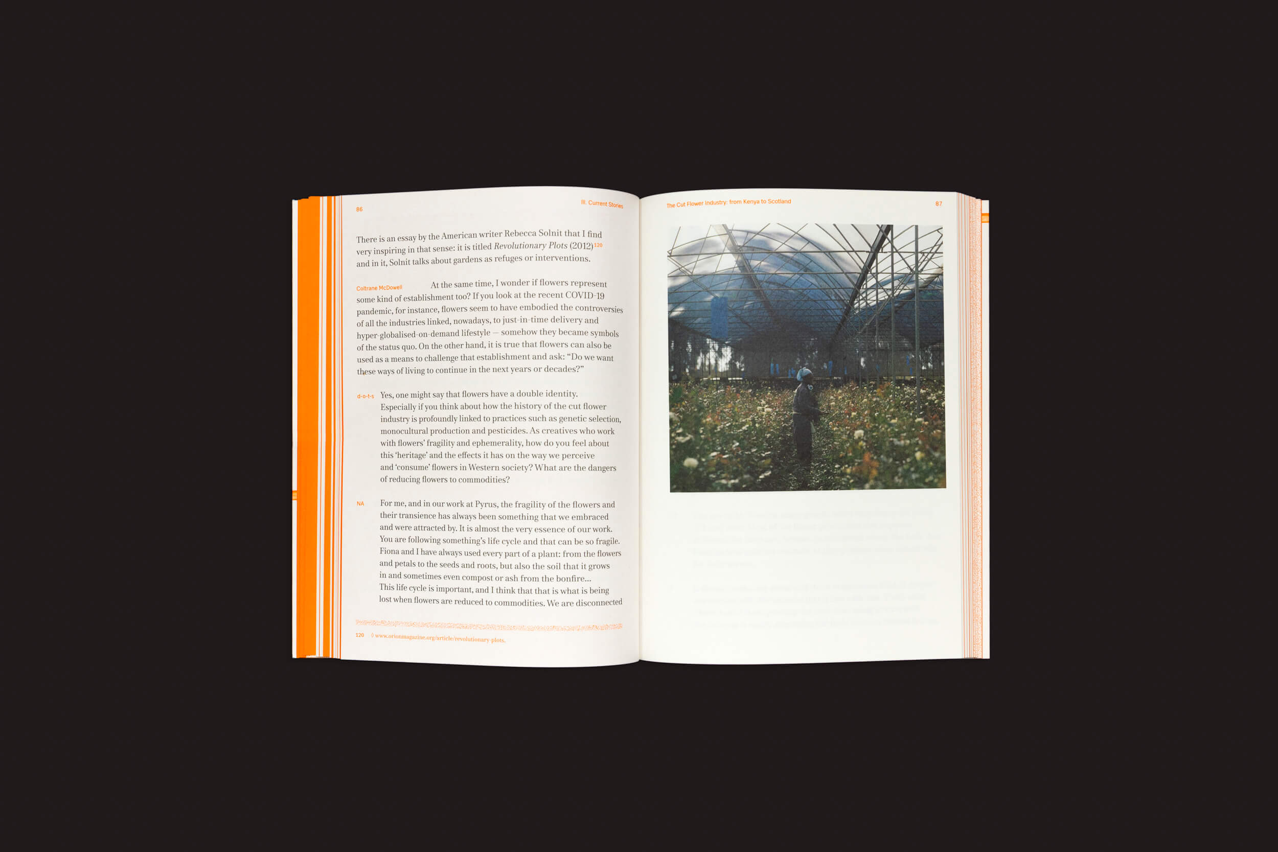 Um livro aberto em um fundo escuro apresenta "Greenhouse Stories" de Laura Drouet e Olivier Lacrouts da Onomatopee. A página da esquerda exibe o título, enquanto a da direita exibe uma foto de alguém em uma estufa entre plantas. Os detalhes em laranja enriquecem histórias de empoderamento feminino em meio à vegetação.