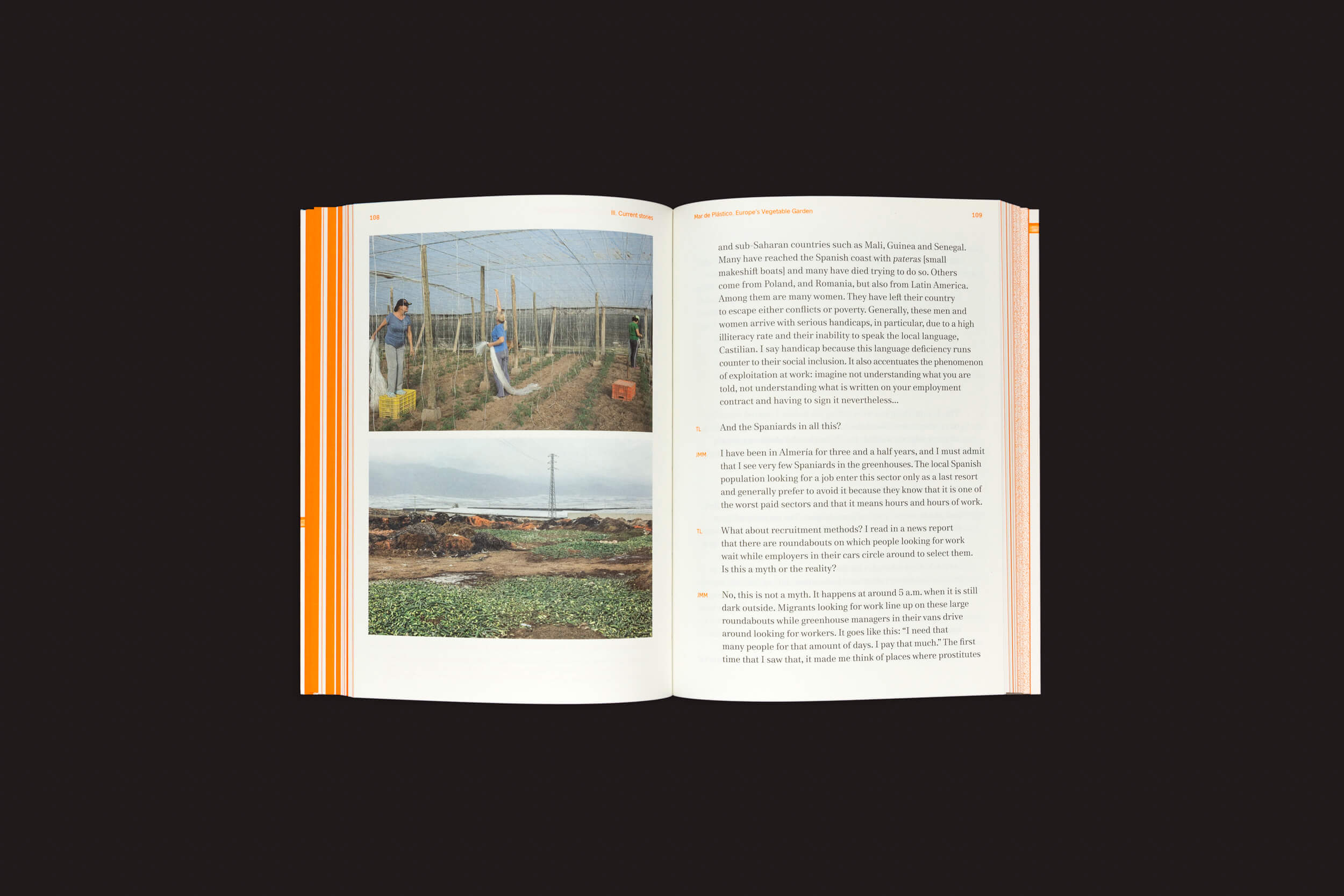 Um livro aberto intitulado "Greenhouse Stories: Laura Drouet, Olivier Lacrouts" da Onomatopee revela duas páginas de texto e fotos. A foto de cima mostra alguém trabalhando no que parece ser um ambiente de estufas, enquanto a de baixo exibe grandes pilhas de composto, todas colocadas contra um fundo escuro simples.