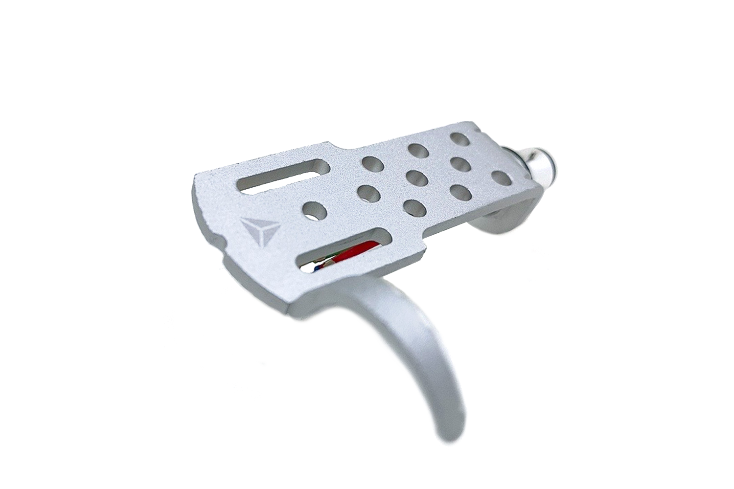 Um close-up do Jico HEADSHELL SILVER CSS-JHSB mostra seu mecanismo de gatilho metálico perfurado com uma alça curva e vários furos redondos, junto com um pequeno logotipo gravado, sobre um fundo branco.