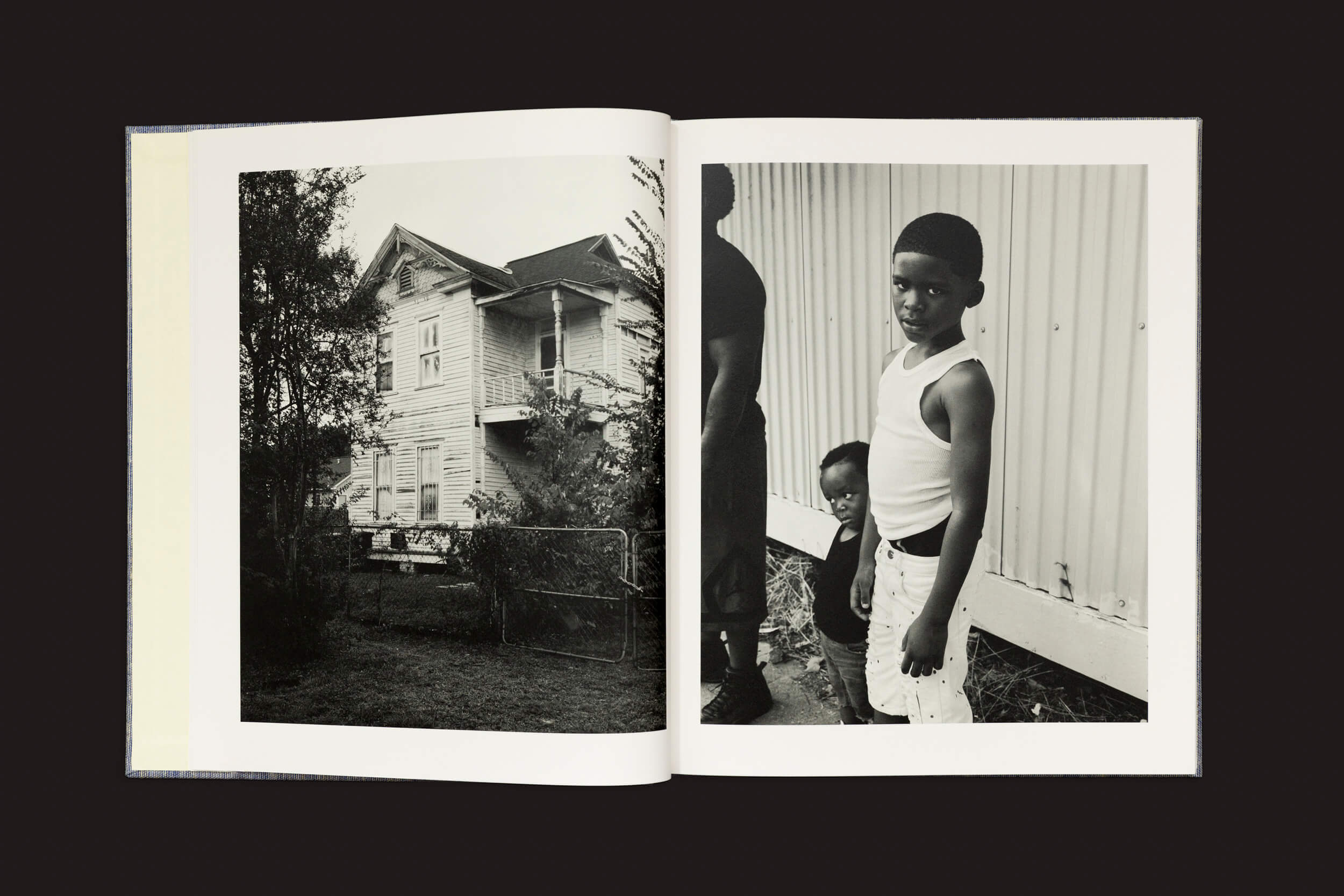 Em Rahim Fortune: Hardtack, de Loose Joints, um livro aberto revela duas imagens em preto e branco: a da esquerda mostra uma casa com estrutura de árvore atrás de uma cerca, enquanto a da direita captura a América pós-emancipação com dois meninos e um homem do lado de fora; um menino olha diretamente para a câmera.