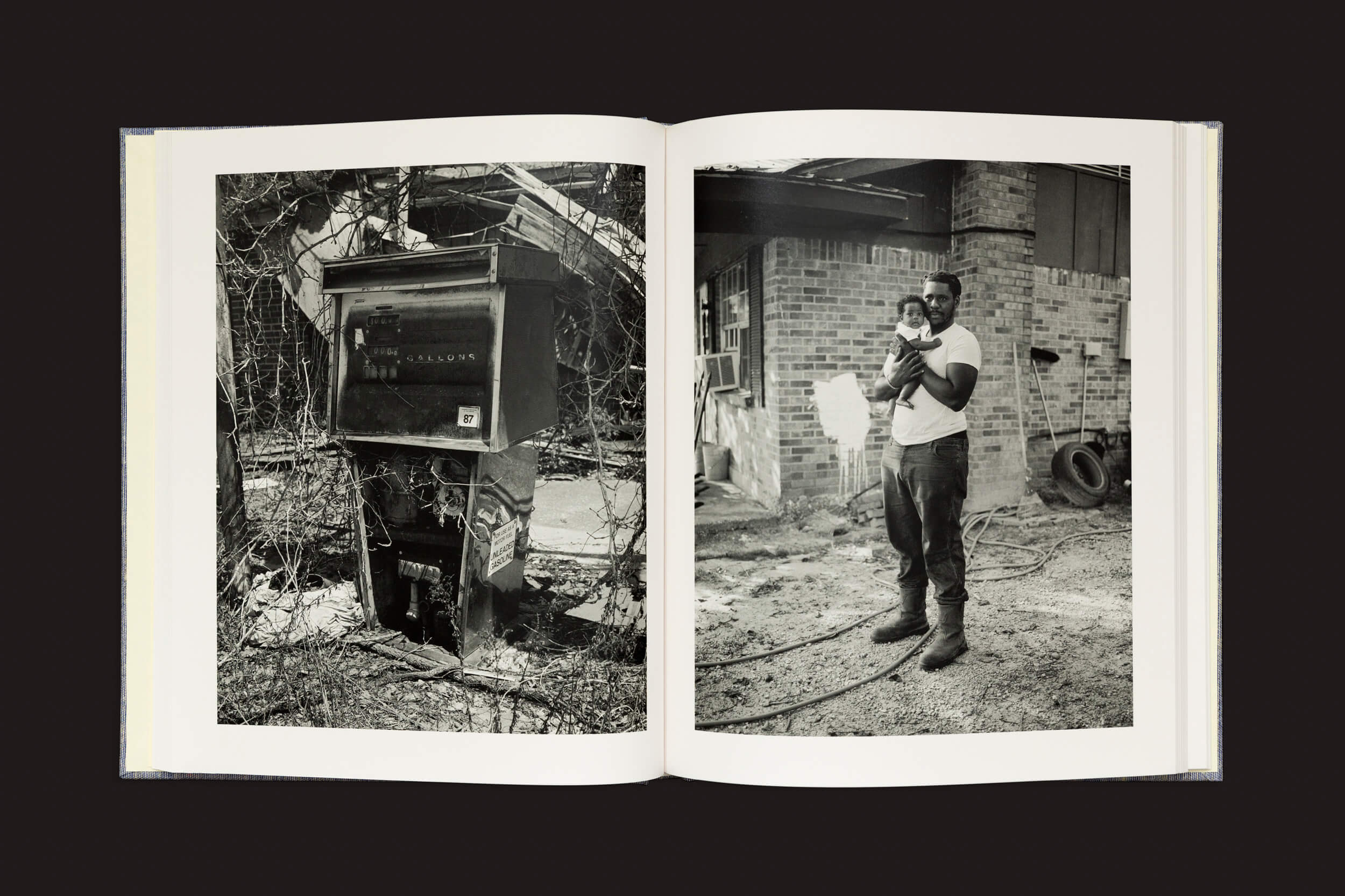 Em Hardtack de Rahim Fortune, da Loose Joints, um livro aberto revela duas fotos em preto e branco. À esquerda: uma caixa de correio danificada com o rótulo Bulk Cannon em um ambiente rústico, evocando a América pós-emancipação. À direita: Um homem com um bebê do lado de fora de um prédio de tijolos com ferramentas lançadas contra as tradições culturais.