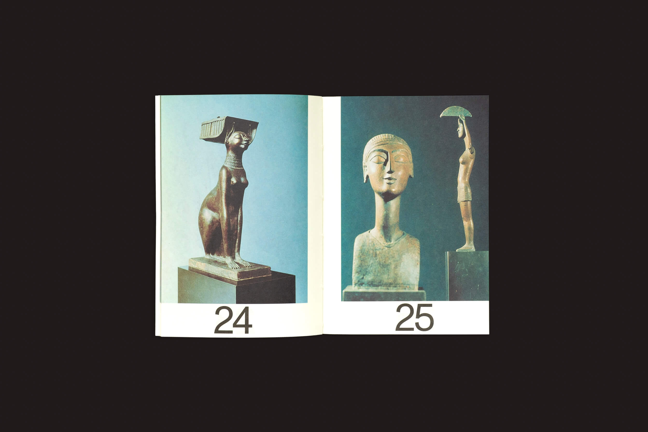 O livro Martín Bollati: Hermes/Unesco, da SED Editorial, abre com páginas que retratam esculturas que lembram civilizações antigas: à esquerda, uma figura com uma caixa na cabeça marcada 24; e à direita, artefatos elegantes, incluindo uma cabeça e uma figura segurando um guarda-chuva marcada 25.