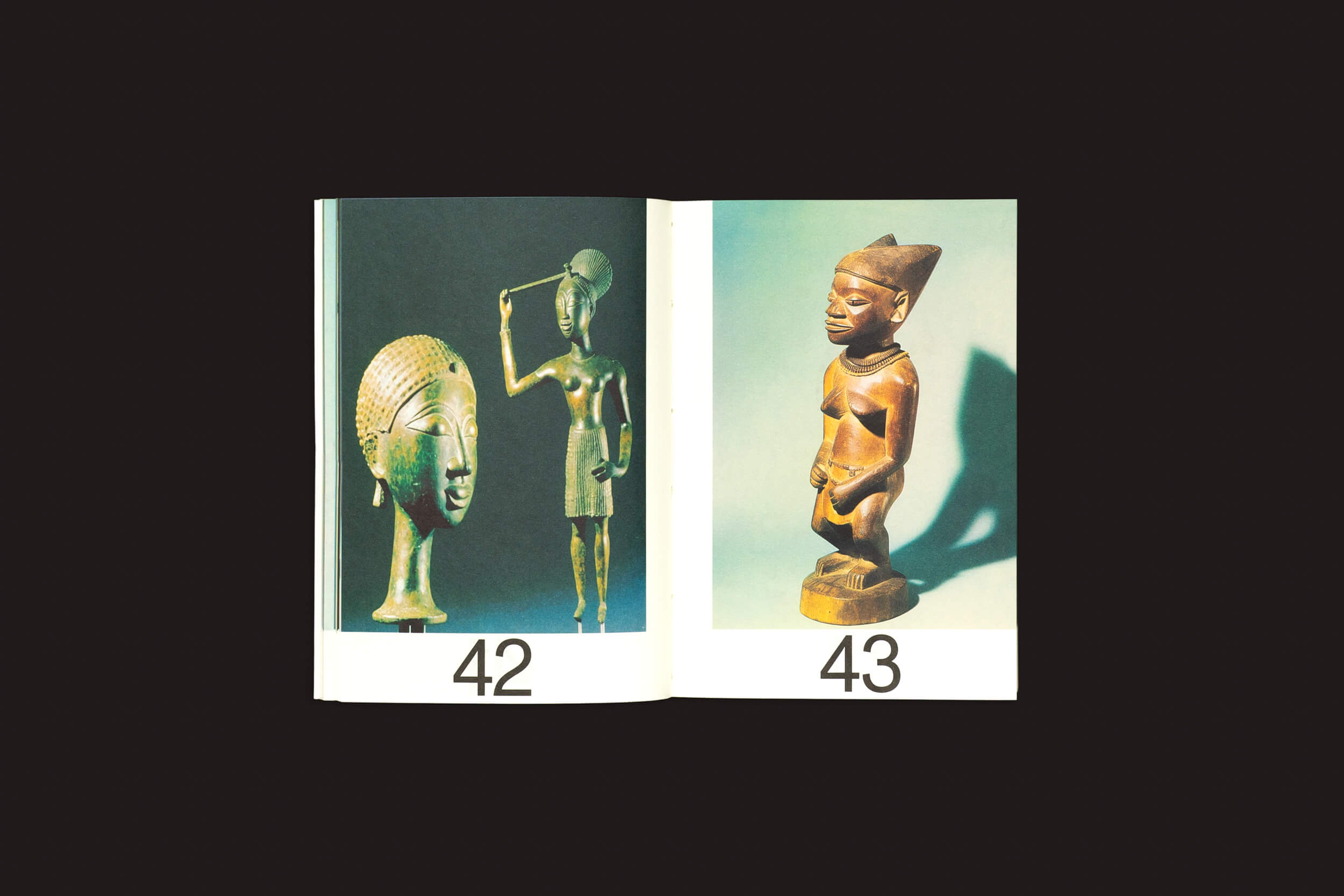 O livro Martín Bollati: Hermes/Unesco da SED Editorial revela páginas que estudam civilizações antigas com esculturas africanas. A página 42 mostra uma cabeça de madeira e uma figura em pé, enquanto a página 43 tem uma figura sentada.