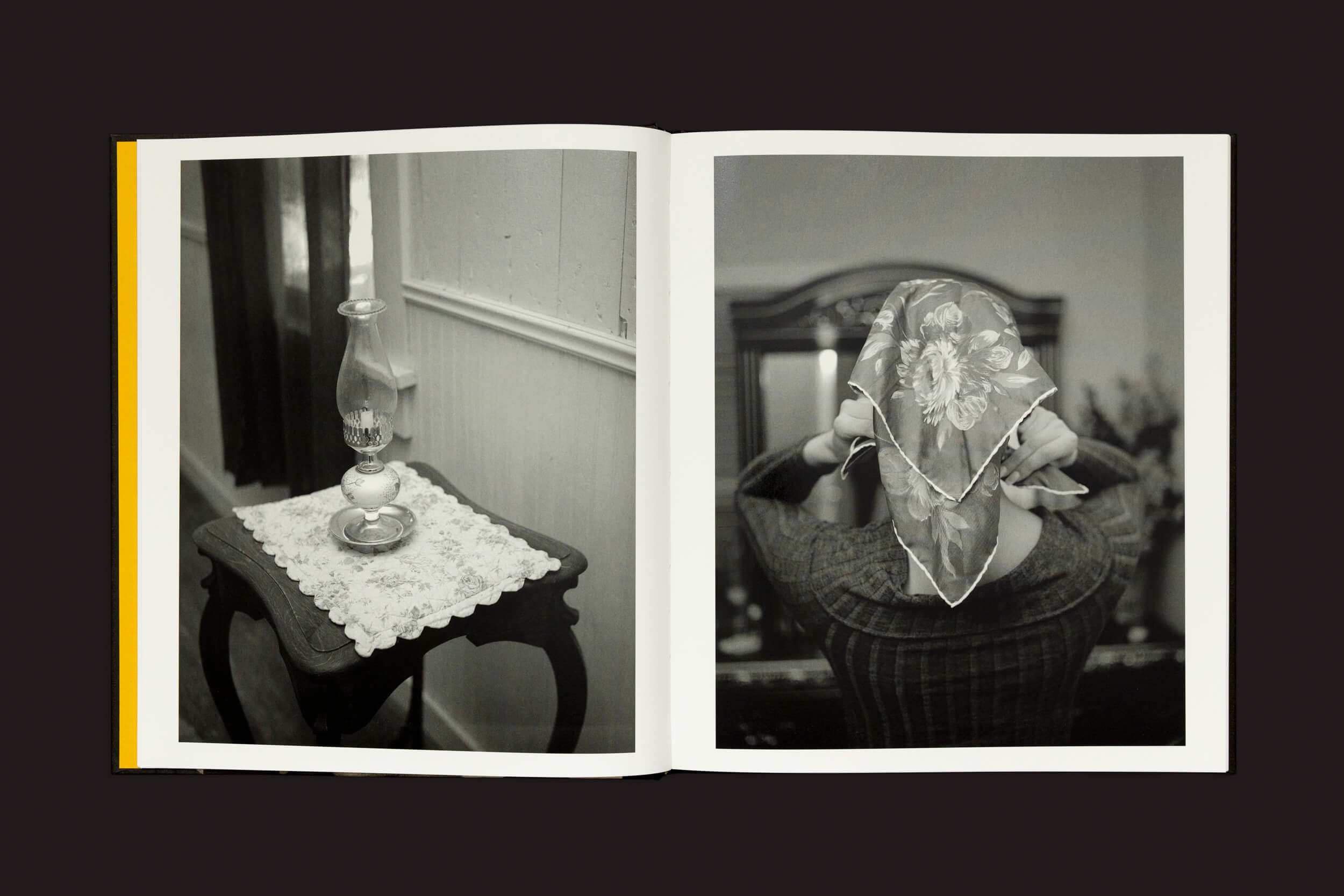 Uma página de Rahim Fortune: Não suporto ver você chorar, de Loose Joints, mostra duas fotos em preto e branco: à esquerda, uma luminária vintage sobre uma mesa de madeira coberta com um guardanapo; à direita, uma pessoa com um lenço estampado, em pé diante de um espelho — capturando a essência da identidade por meio de uma fotografia atemporal.