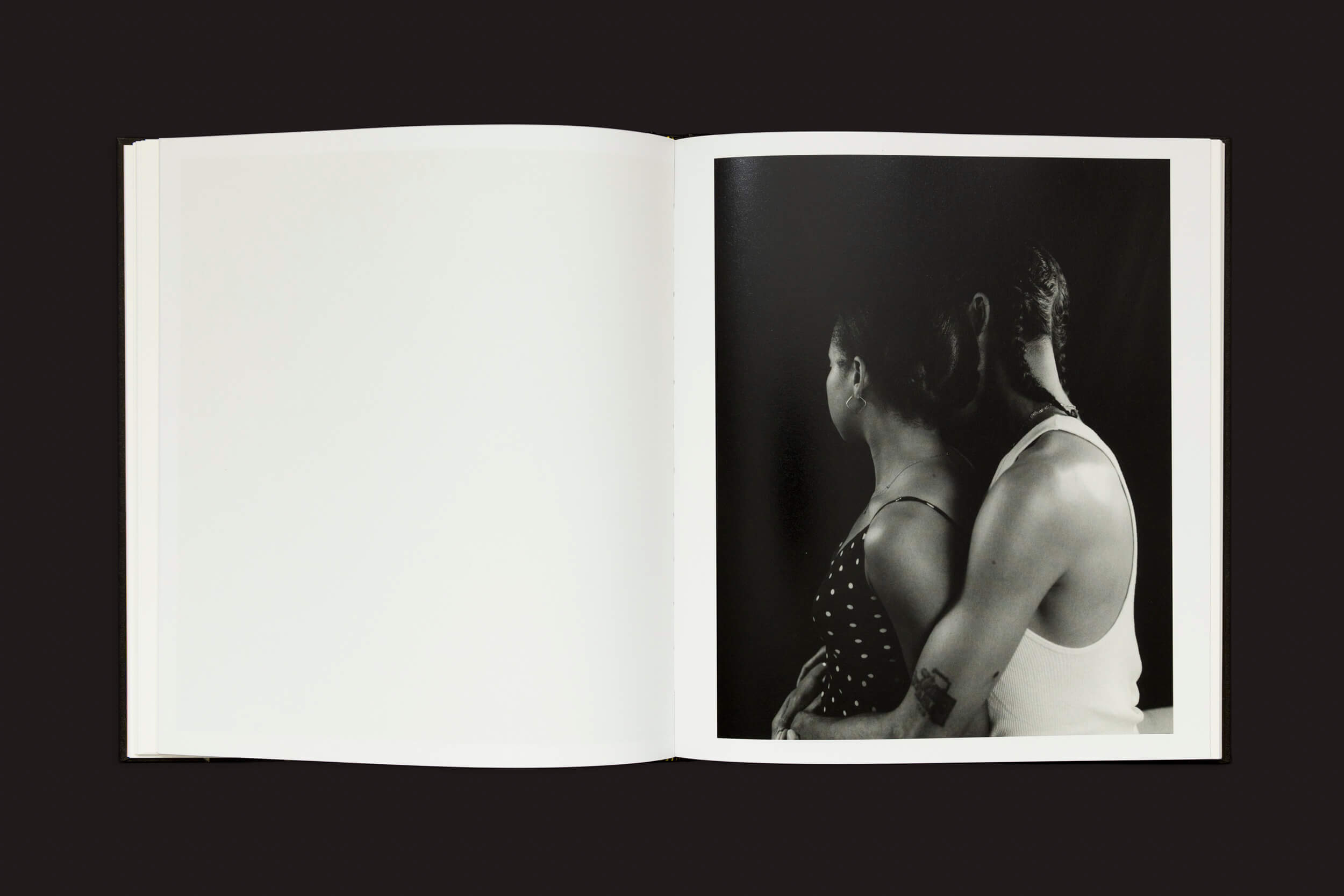 Em I cant stand to see you cry de Rahim Fortune, publicado pela Loose Joints, um livro aberto revela uma fotografia em preto e branco de duas pessoas se abraçando. Com uma de bolinhas virada para longe e a outra de regata olhando para baixo em meio a um fundo escuro sólido, ela explora a identidade com ternura.