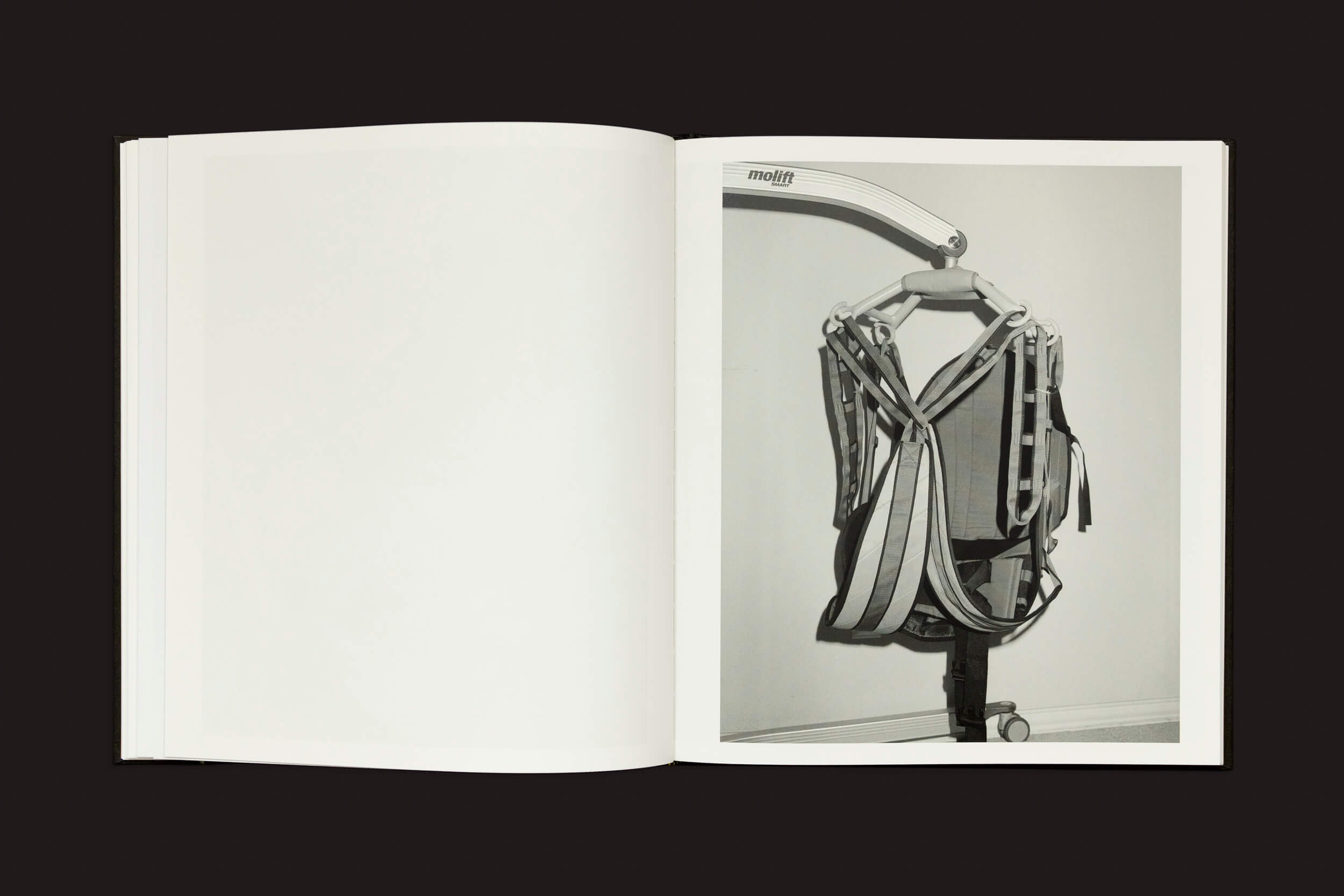 Abra Rahim Fortune: I cant stand to see you cry de Loose Joints para revelar uma foto em preto e branco de um arnês em um suporte, com tiras e fivelas dispostas de forma intrincada. A página oposta em branco convida a reflexões sobre identidade nas paisagens expansivas do Texas.