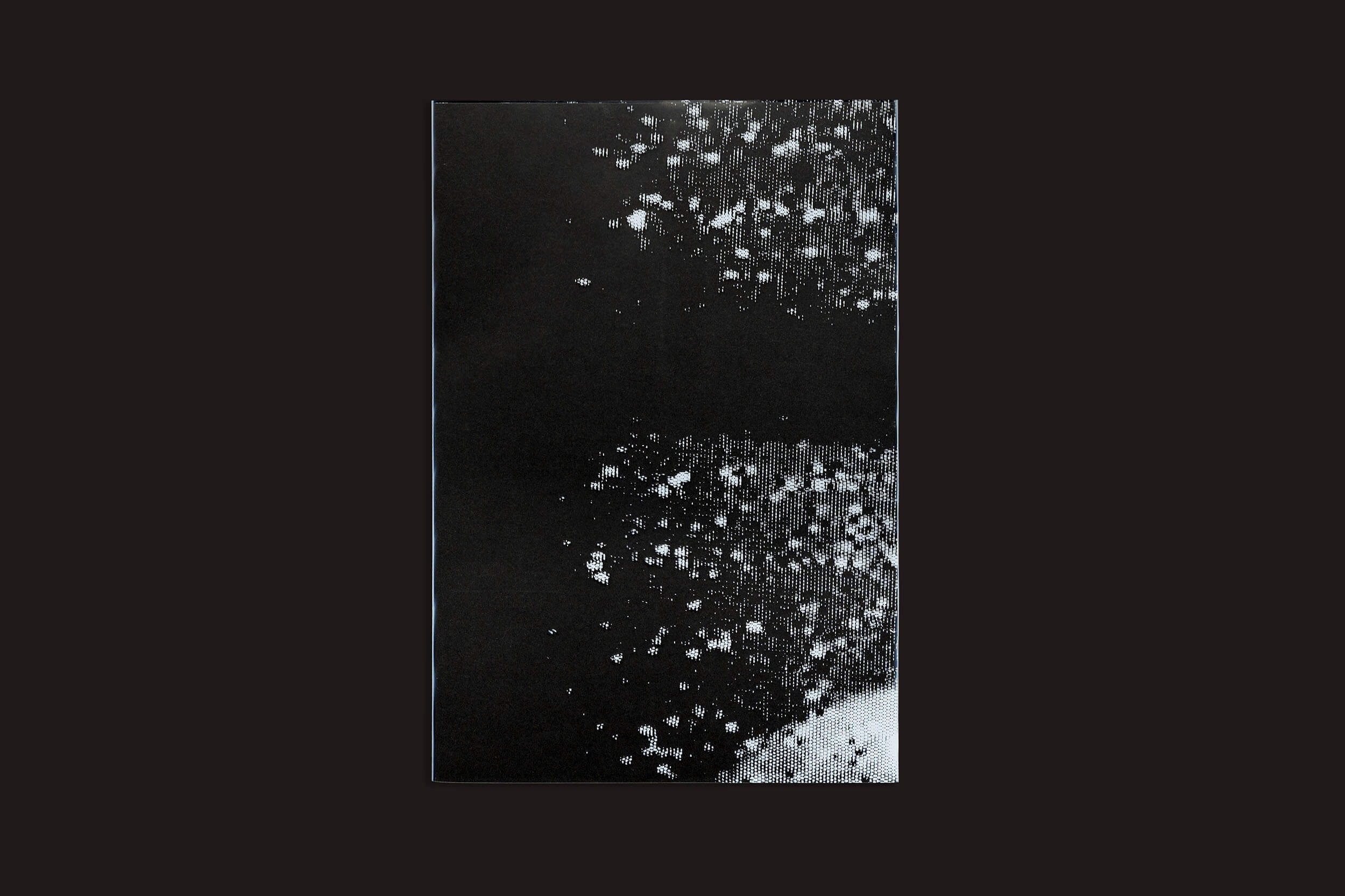 O produto "Gui Marcondes: Eu Sei Que Existo Porque Você Me Imagina", da Nearest Truth Editions, apresenta um padrão abstrato digital em preto e branco com pontos e manchas sobre um fundo escuro, evocando ruído cósmico ou digital, semelhante a fotos oníricas e refletindo a experiência humana da incerteza.