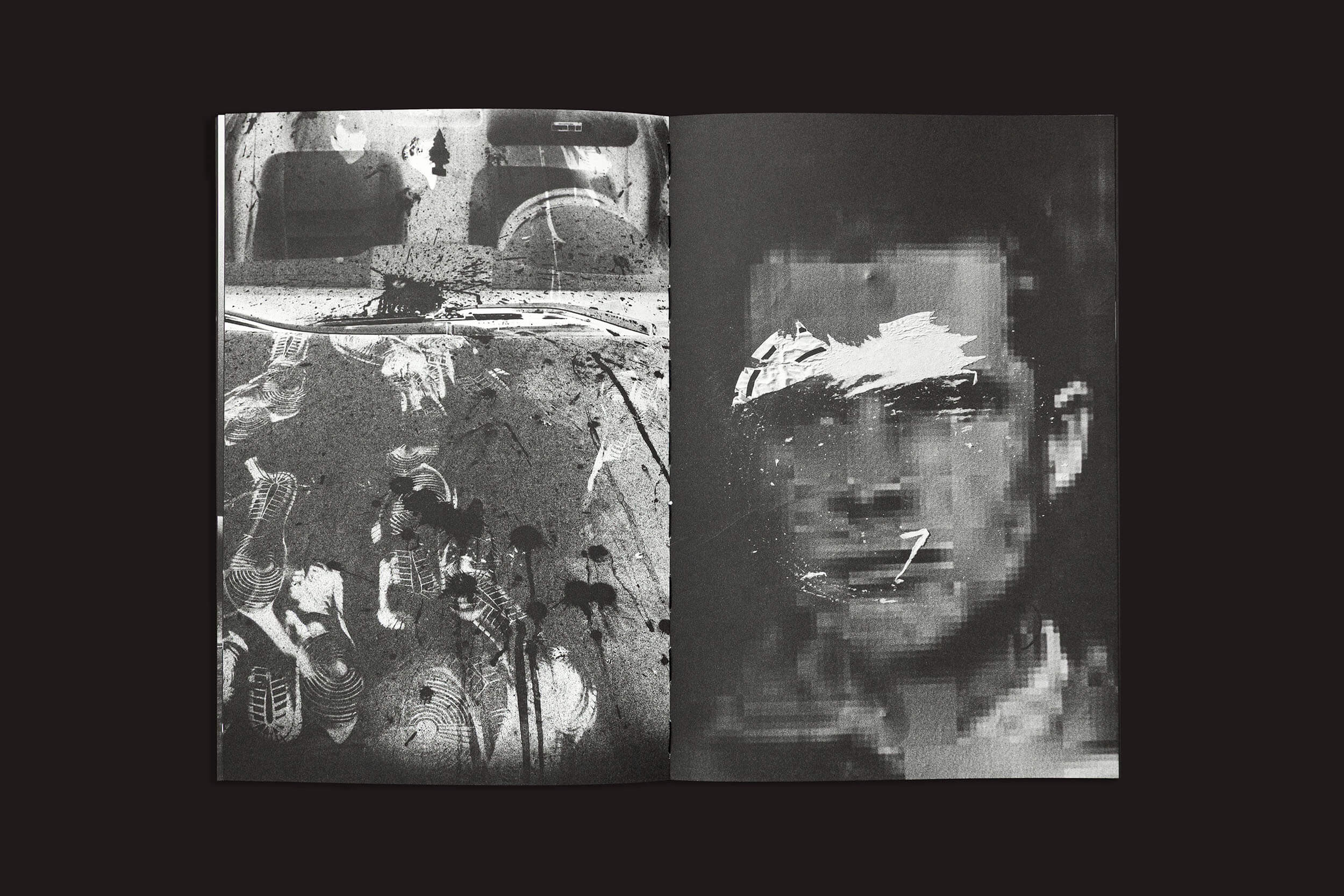 Um livro aberto em preto e branco apresenta texturas abstratas na página esquerda e um rosto pixelado na página direita com um número 7 proeminente, refletindo a exploração de Gui Marcondes sobre a incerteza humana em "Eu sei que existo porque você me imagina", da Nearest Truth Editions. Seu tom é sombrio e melancólico.