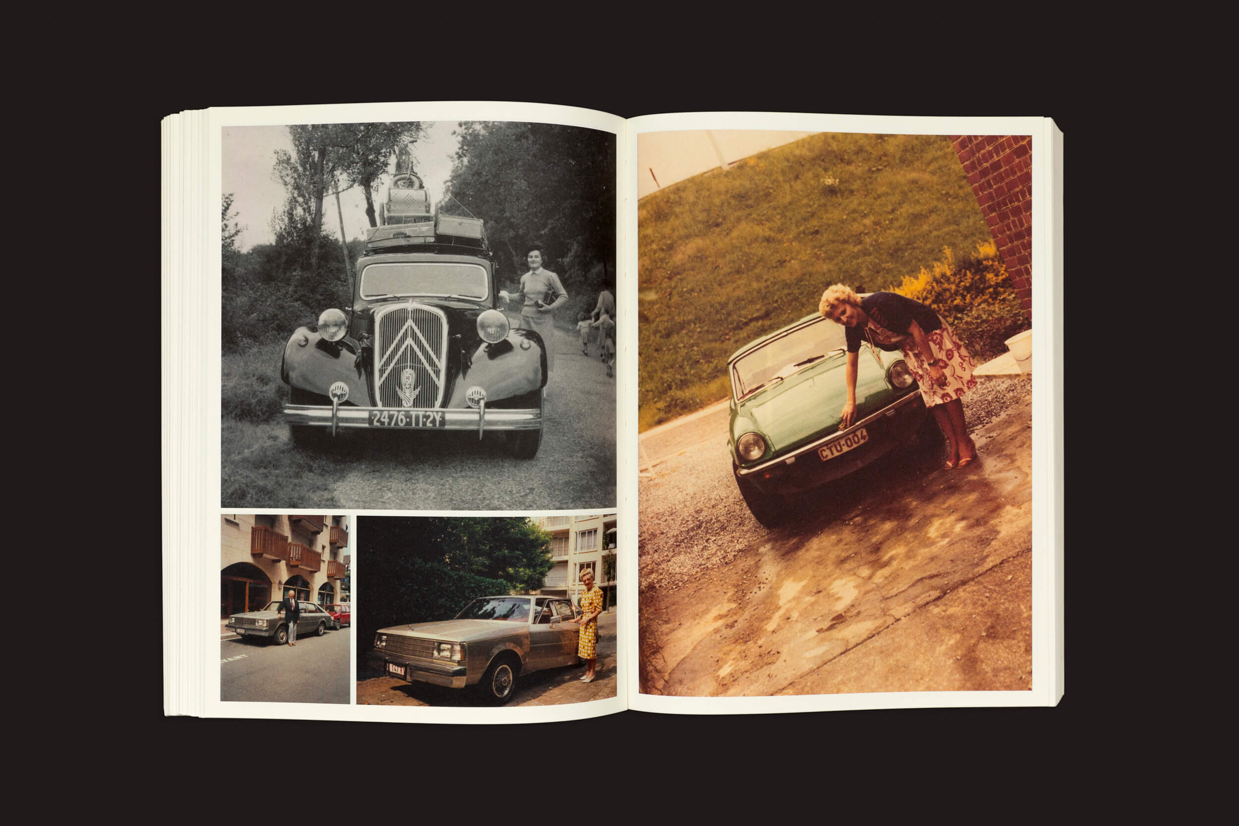 Um álbum aberto da "Incomplete Encyclopedia of Touch: Erik Kessels, Thomas Sauvin, Karel De Mulder" da RVB Books fica em um fundo escuro. A página da esquerda mostra três imagens de carros antigos e, na direita, captura uma mulher sorrindo perto de um carro clássico em preto e branco e colorido.