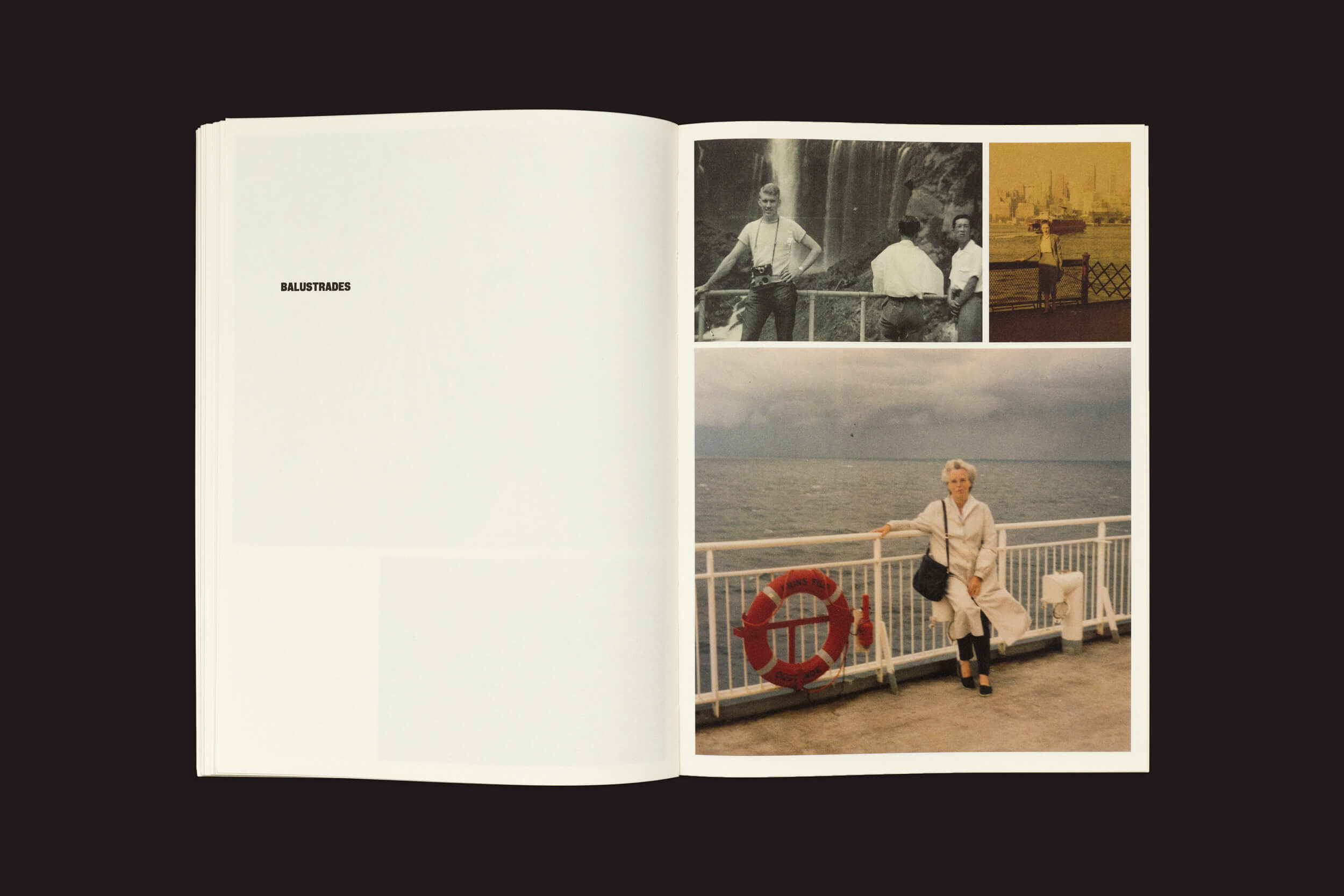 Abra "Incomplete Encyclopedia of Touch" de Erik Kessels, Thomas Sauvin e Karel De Mulder da RVB Books em uma superfície preta. A página da esquerda exibe "BALUSTRADES", enquanto a da direita apresenta três fotos: duas de pessoas perto de grades e uma com uma pessoa perto de uma bóia salva-vidas no convés de um navio sob céu nublado.