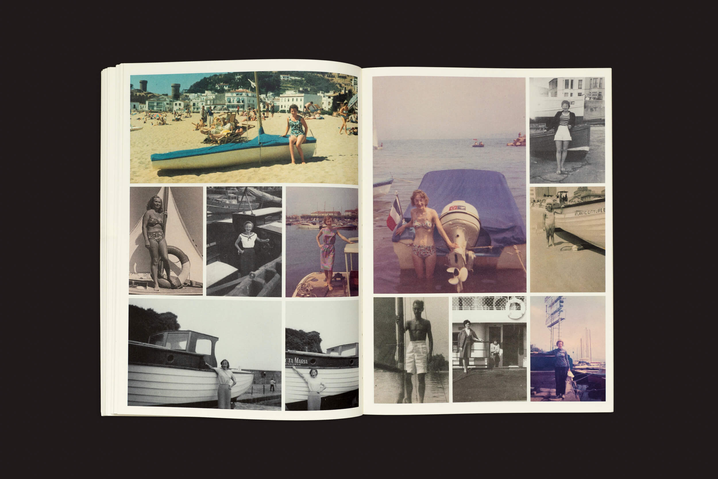 Um livro aberto exibe fotos vintage nostálgicas de momentos de álbuns de família com atividades de praia e passeios de barco, capturando o prazer à beira-mar que lembra a "Enciclopédia Incompleta do Toque" de Erik Kessels, Thomas Sauvin e Karel De Mulder da RVB Books.