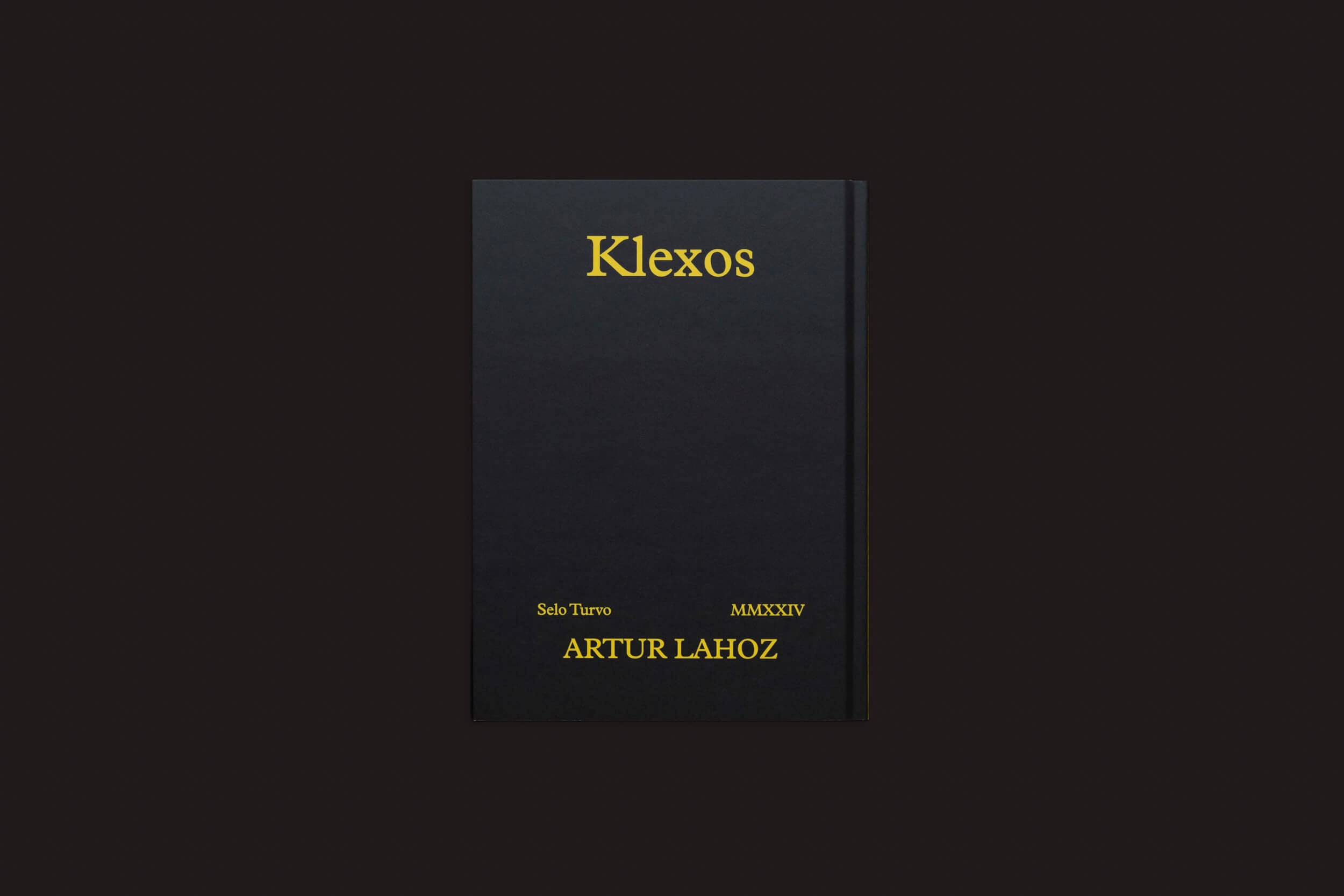 A imagem mostra Artur Lahoz: Klexos de Selo Turvo. A capa preta com texto amarelo destaca frases como Solo Tuvo e MMXXIV, evocando temas de memória.