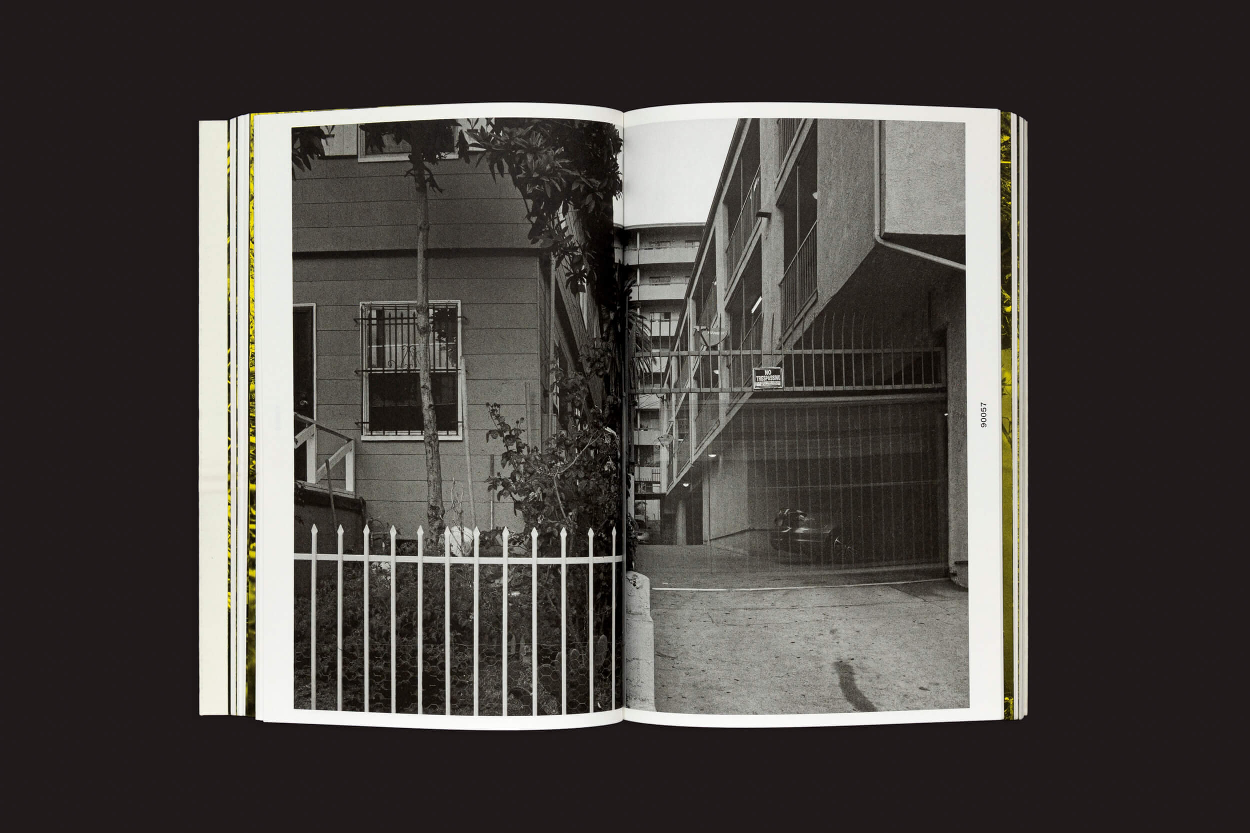 O livro Thomas Locke Hobbs: L.A. Vedute, da Eriskay Connection, mostra a Los Angeles urbana com fotos em preto e branco: uma janela gradeada com uma cerca à esquerda e um beco e um carro estacionado à direita, ecoando influências da arquitetura doméstica que lembram o estilo de Hobbs.