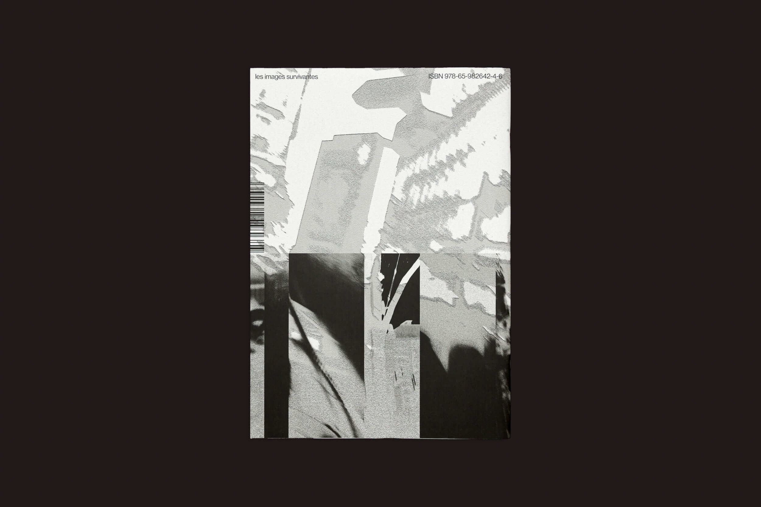 Uma colagem em tons de cinza da zero-Edições intitulada Romeu Silveira: The Surviving Images exibe formas e texturas fragmentadas em um design em camadas. Ela mistura elementos geométricos com padrões irregulares, refletindo a estética do projeto Contretemps, e apresenta camadas de texto no topo.