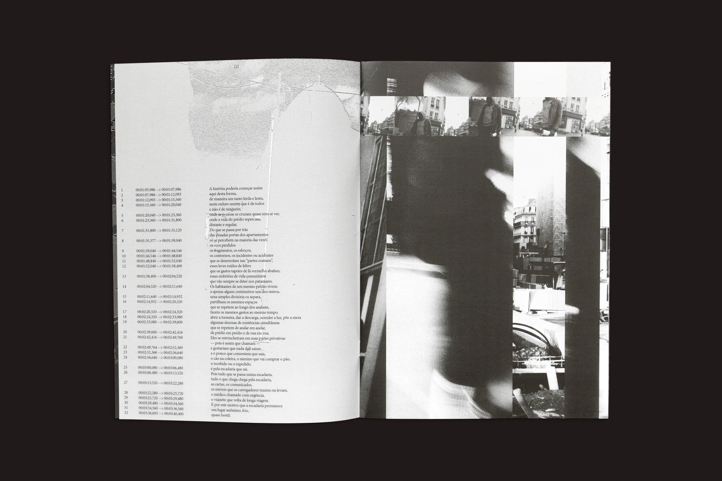 Uma revista aberta da zero-Edições, Romeu Silveira: The Surviving Images, exibe texto à esquerda em colunas no estilo projeto Contretemps e uma colagem abstrata em preto e branco à direita, semelhante a peças fotográficas, apresentando listras verticais e elementos desfocados da paisagem urbana.