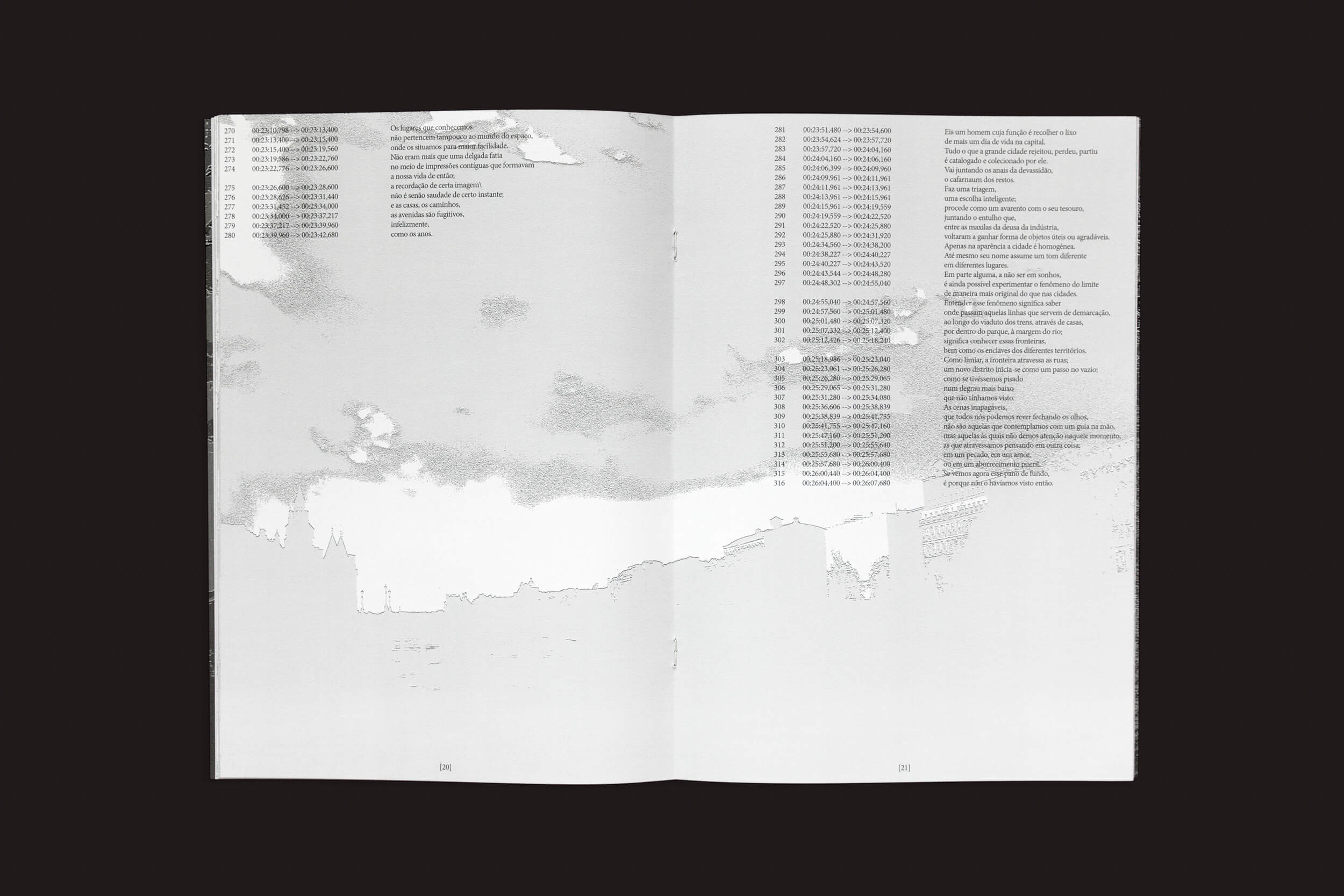 O livro aberto Romeu Silveira: The Surviving Images, da zero-Edições, apresenta padrões abstratos em tons de cinza e texto obscurecido sobre um fundo escuro, que lembram a fotografia composicional e a estética do Contretemps.