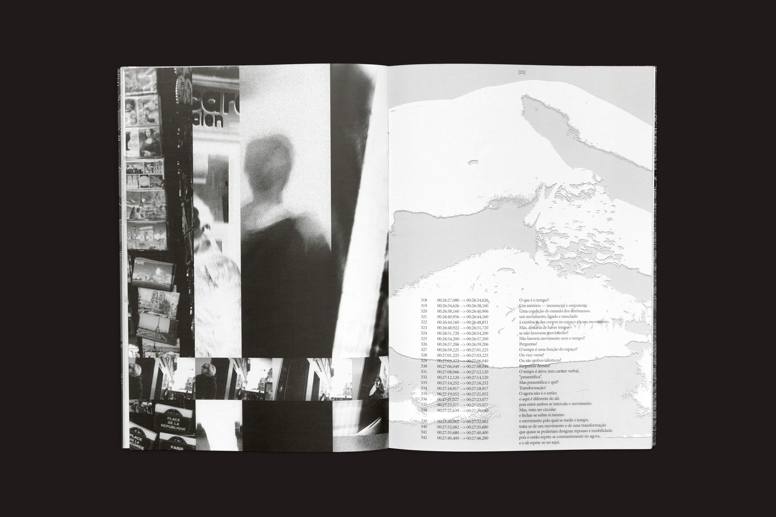 Uma revista aberta em um fundo preto apresenta um design abstrato em tons de cinza. A página da esquerda mostra imagens borradas e padrões geométricos, enquanto a da direita revela um mapa cinza claro que lembra Romeu Silveira: The Surviving Images da zero-Edições com texto abaixo.