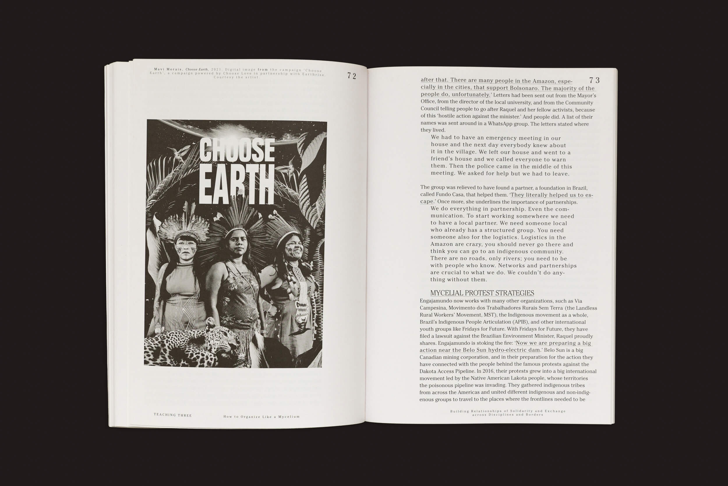 Um livro aberto mostra um pôster "CHOOSE EARTH" com pessoas em uma selva à esquerda e "MYTHICAL POWERS STRATEGIES" à direita, discutindo estratégias ambientais por meio de micologia e micélio. Inspirado por "Let’s Become Fungal!" de Valiz por Yasmine Ostendorf-Rodríguez.