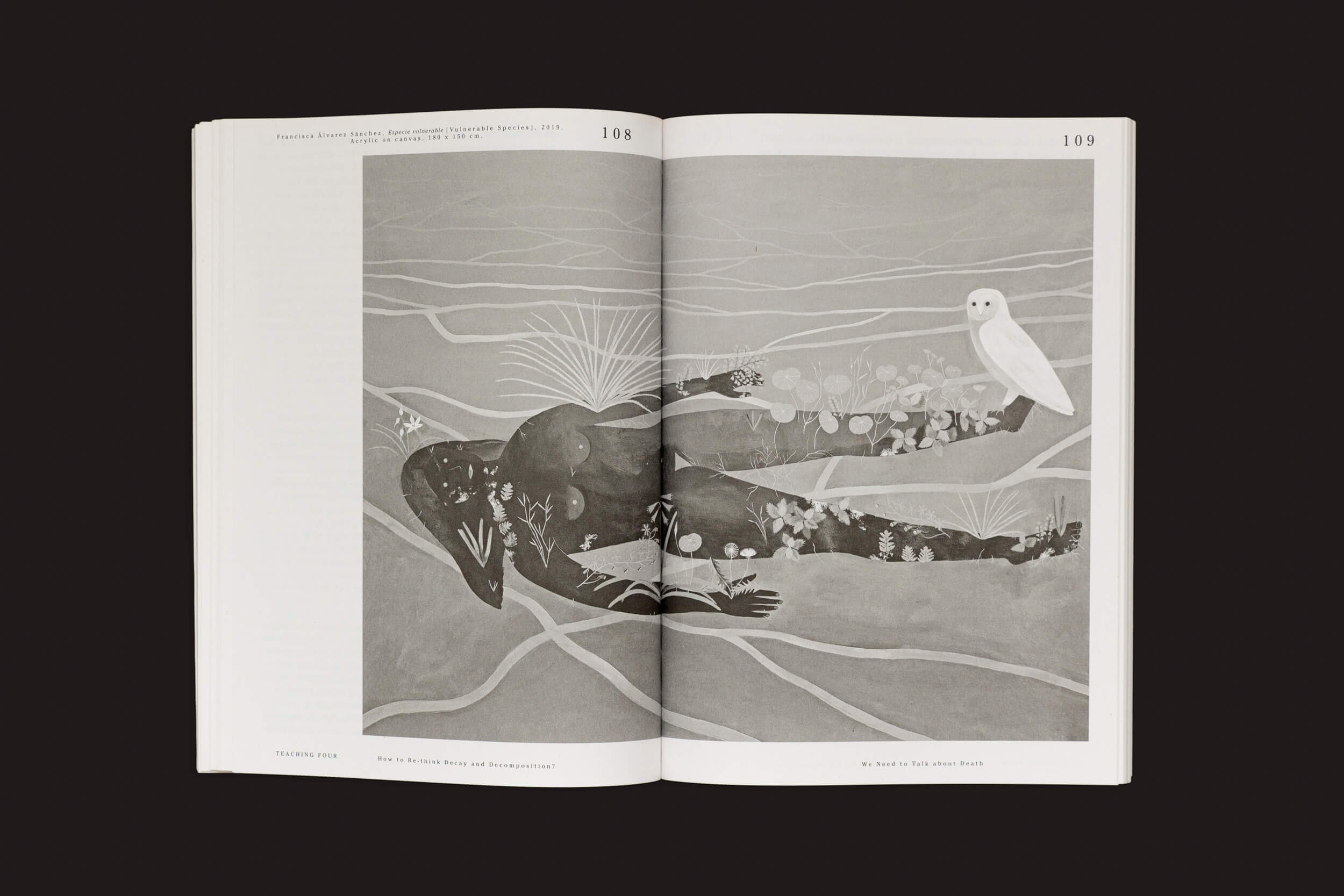 As páginas 108 e 109 de "Let’s Become Fungal! - Mycelial Learning and the Arts" de Yasmine Ostendorf-Rodríguez apresentam uma ilustração em tons de cinza com uma figura decorada em padrões florais e micélio, uma coruja branca em seu braço, contraposta a desenhos micológicos abstratos lineares. Marca: Valiz.