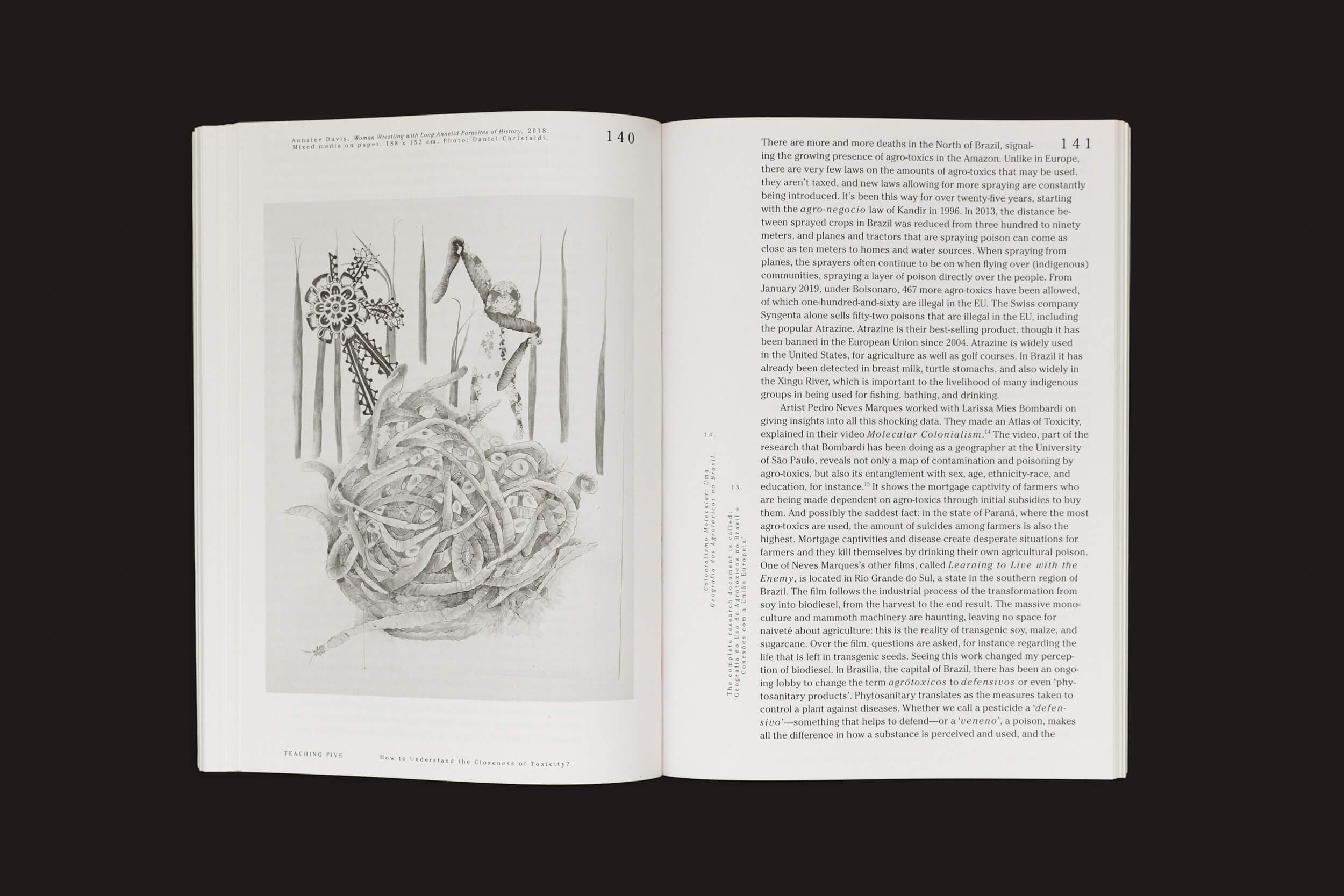 Uma página espelhada de "Vamos nos tornar fungos! - Aprendizado de micélios e artes", de Yasmine Ostendorf-Rodríguez, por Valiz, mostra uma ilustração abstrata em preto e branco de formas de plantas semelhantes a micélios e um pássaro nas páginas 140–141 contra um fundo escuro.