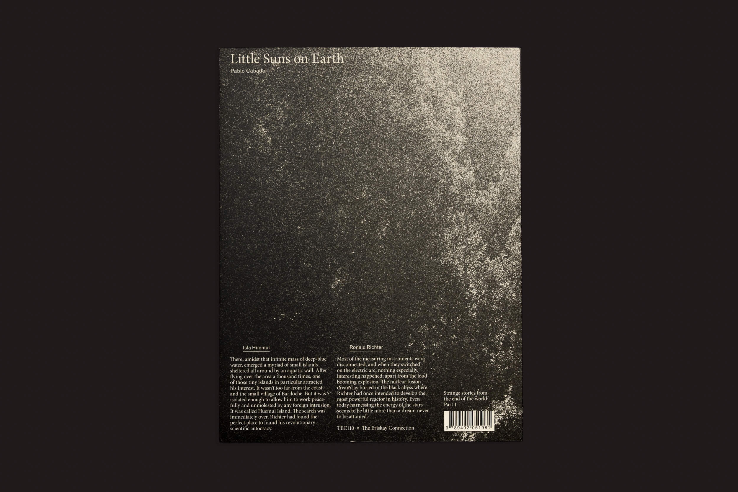 A contracapa de Pablo Cabado: Little Suns on Earth de The Eriskay Connection tem um fundo escuro texturizado com manchas semelhantes a estrelas. O texto discute os mistérios da fusão nuclear de Ilha Huemul, enquanto um código de barras está localizado no canto inferior direito.