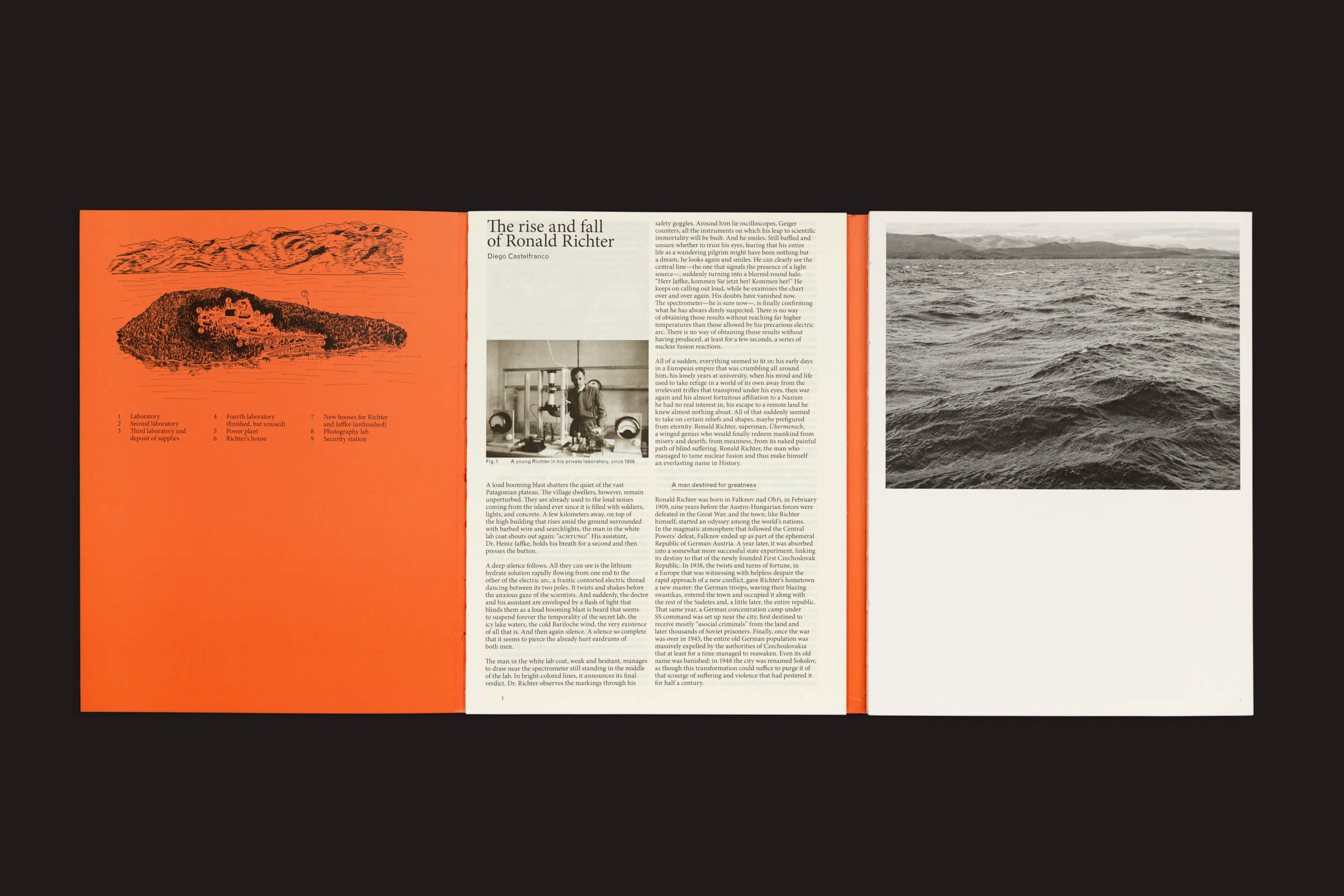 Um livreto aberto de capa laranja, Little Suns on Earth de Pablo Cabado do The Eriskay Connection, revela um mapa e uma lista de conteúdos. Dentro há um artigo intitulado The Rise and Fall of Ronald Richter, com uma foto em preto e branco dele com fusão nuclear na Ilha Huemul e ondas quebrando ao fundo.