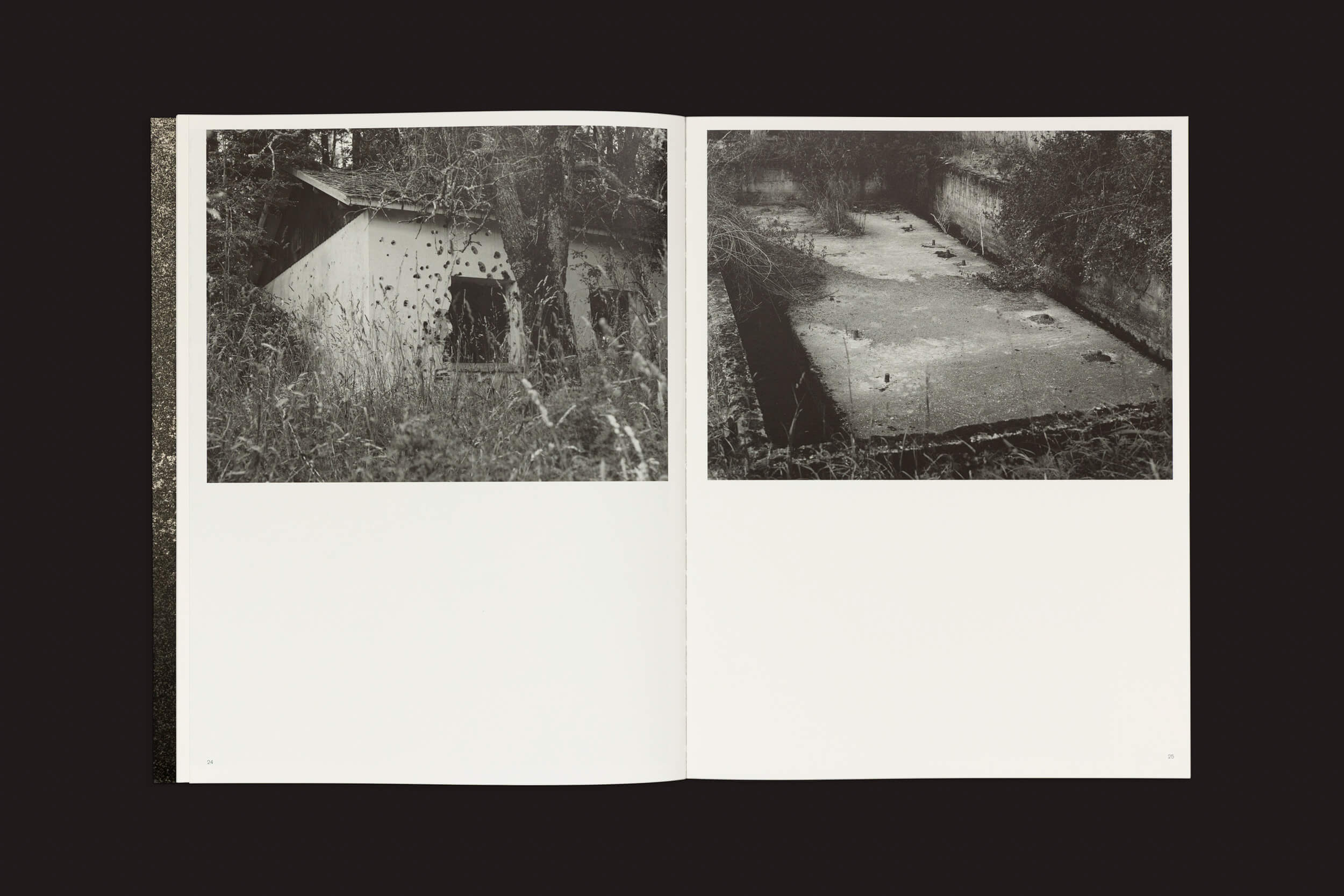 Em Pablo Cabado: Little Suns on Earth, de The Eriskay Connection, um livro aberto mostra duas fotos em preto e branco: a da esquerda revela uma pequena estrutura coberta de vegetação na Ilha Huemul em meio à grama alta; a da direita captura um espaço vazio de concreto que lembra os pensamentos de Pablo Cabado, com detritos e folhagens nas bordas.