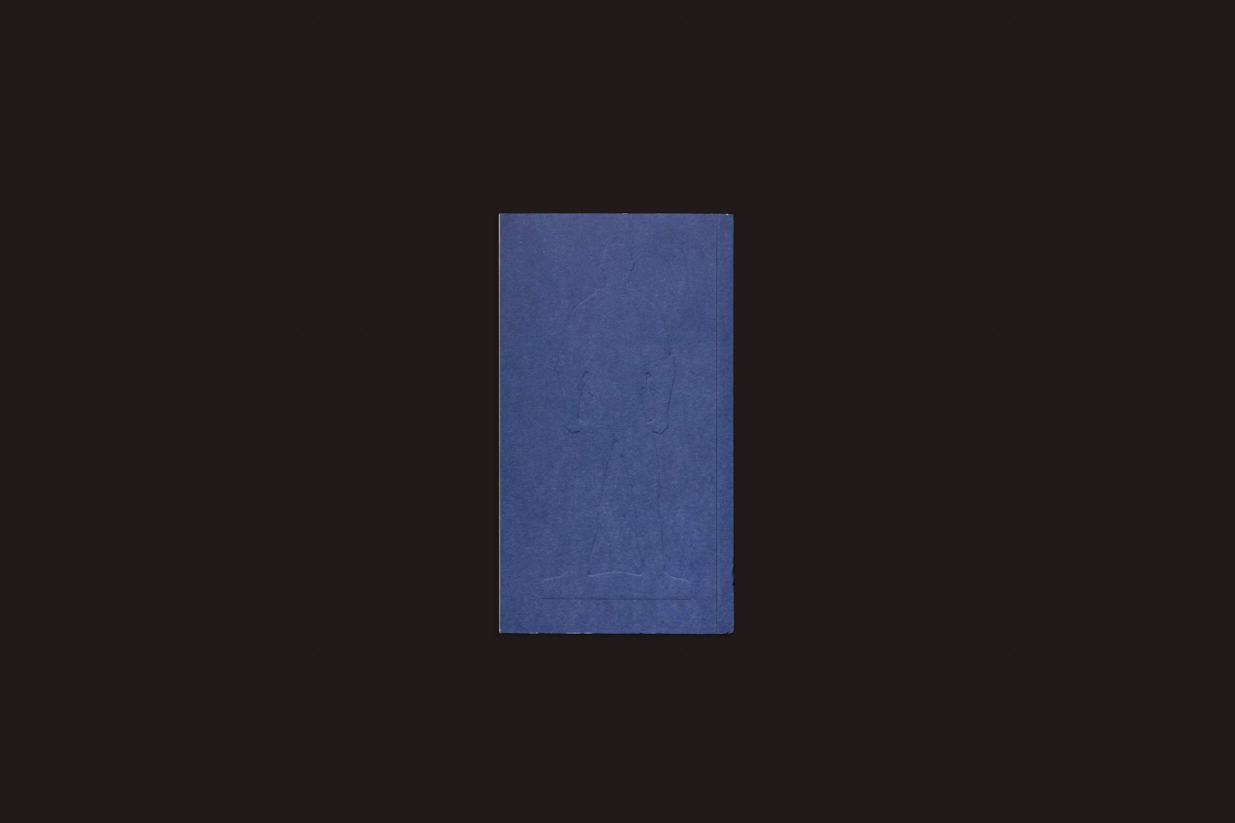 Sobre um fundo preto, o retângulo azul sólido evoca solenidade e força, semelhante a Movimientos de un monumento (del descamisado a Eva Perón) de Rodrigo Claramonte, da SED Editorial.