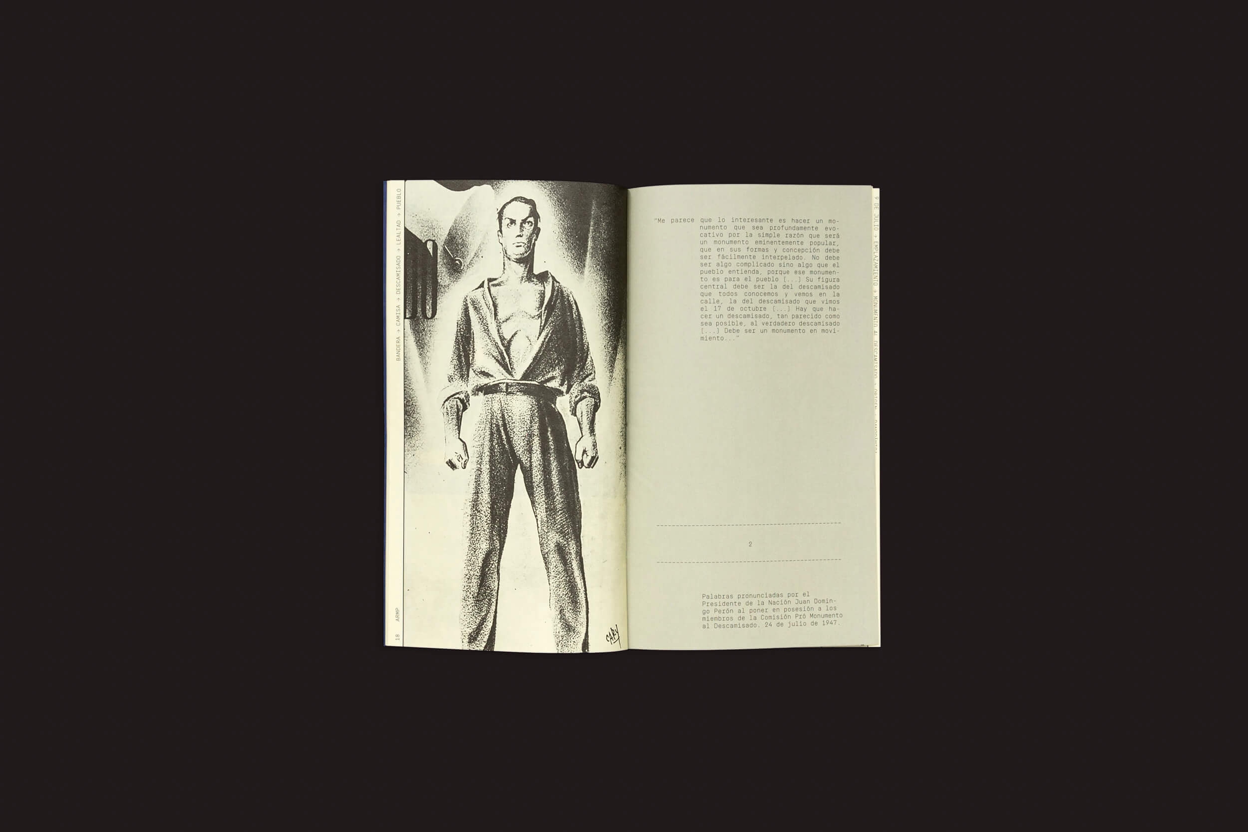Em um fundo escuro, um livro aberto revela uma ilustração em preto e branco semelhante ao Monumento ao Descamisado, apresentando uma pessoa em pé com braços ligeiramente dobrados e punhos cerrados. Texto de Rodrigo Claramonte: Movimientos de un monumento (del descamisado a Eva Perón) da SED Editorial aparece em ambas as páginas visíveis.