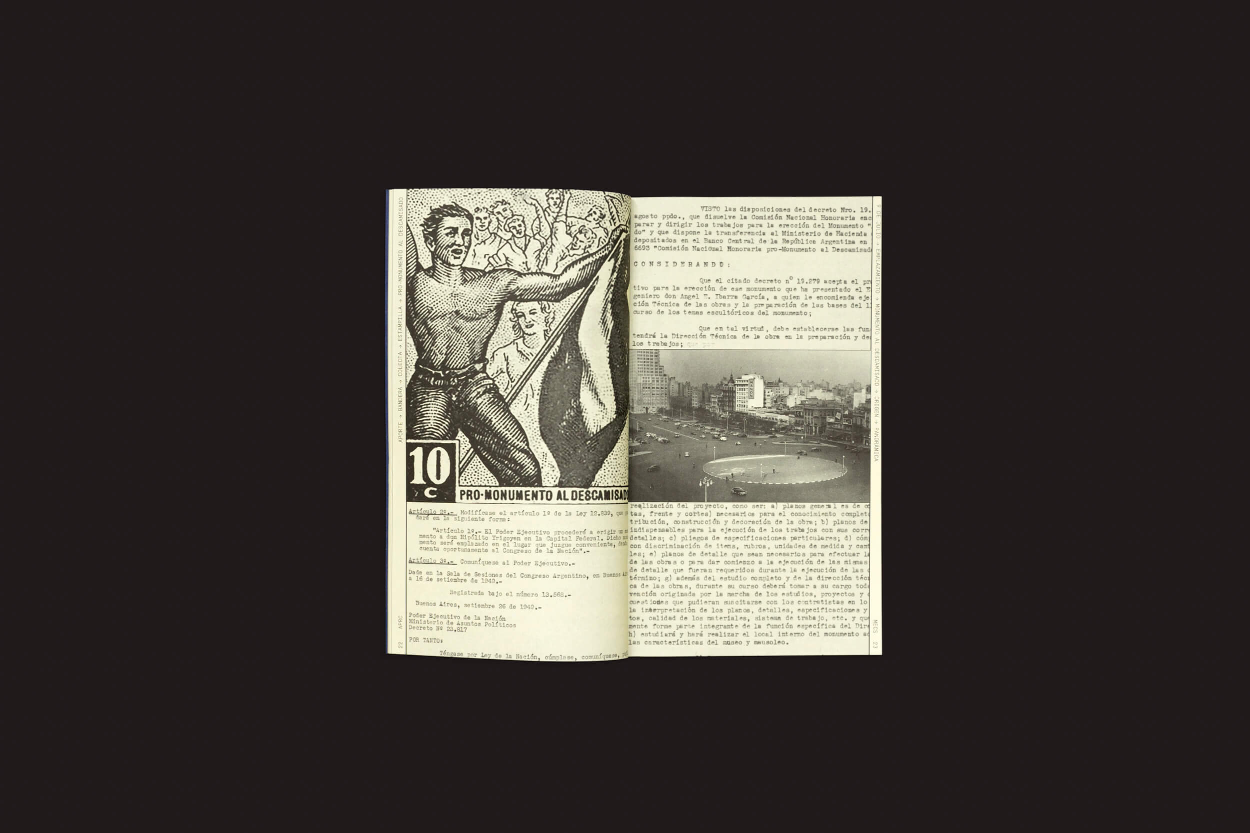 Uma revista aberta apresenta uma figura musculosa com uma bandeira, rotulada “Pro Monumento al Obrero” e “10 C”, evocando o espírito de Eva Perón. A página da direita tem texto ao lado de uma foto de uma praça circular. Um fundo preto unifica esta homenagem em Rodrigo Claramonte: Movimentos de un monumento da SED Editorial.