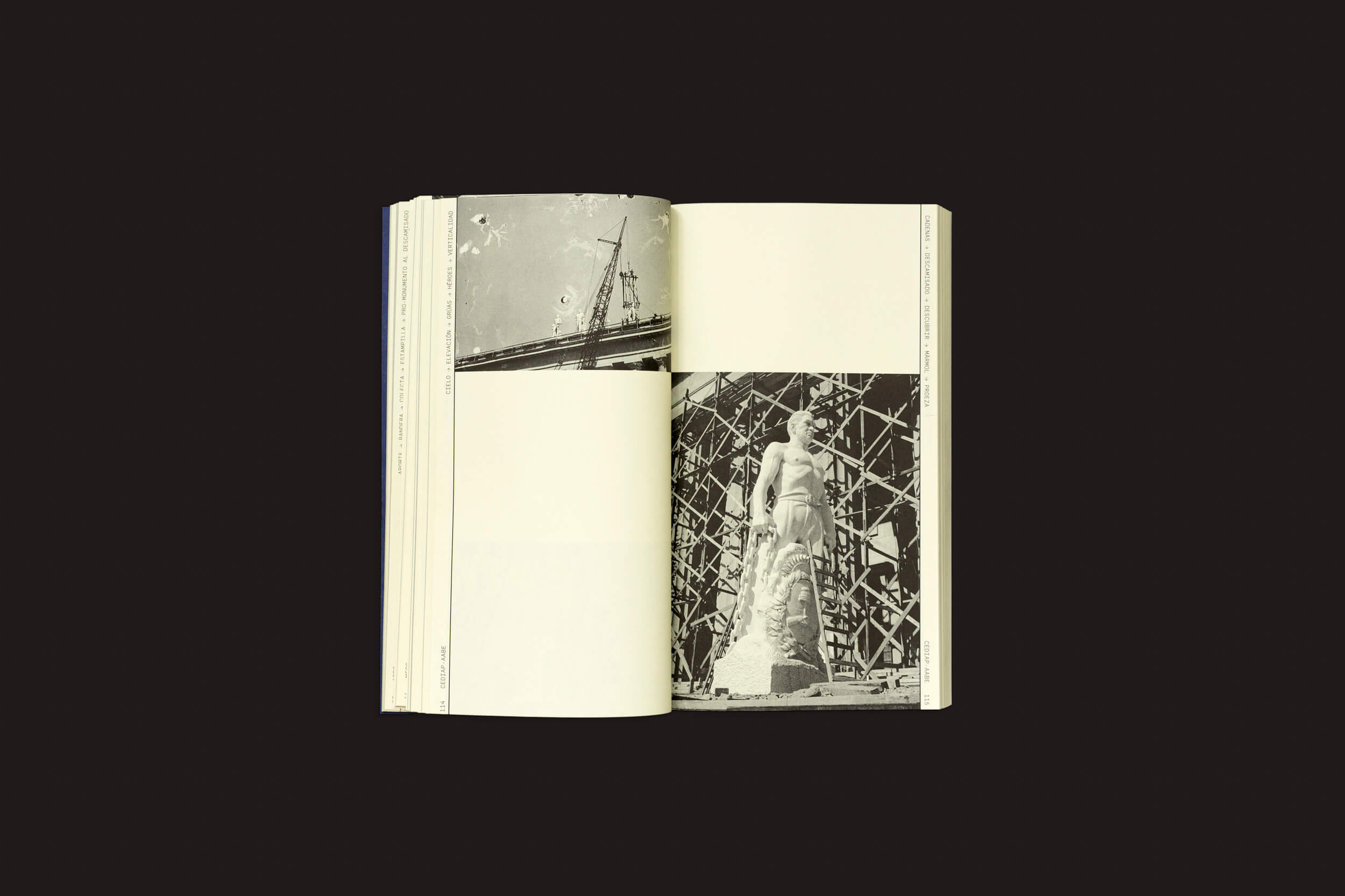 Um livro aberto sobre fundo escuro mostra duas páginas; à esquerda, uma foto monocromática de Rodrigo Claramonte: Movimentos de um monumento (del descamisado a Eva Perón), da SED Editorial. À direita está representado o Monumento ao Descamisado com a clássica estátua de Eva Perón em meio a andaimes.