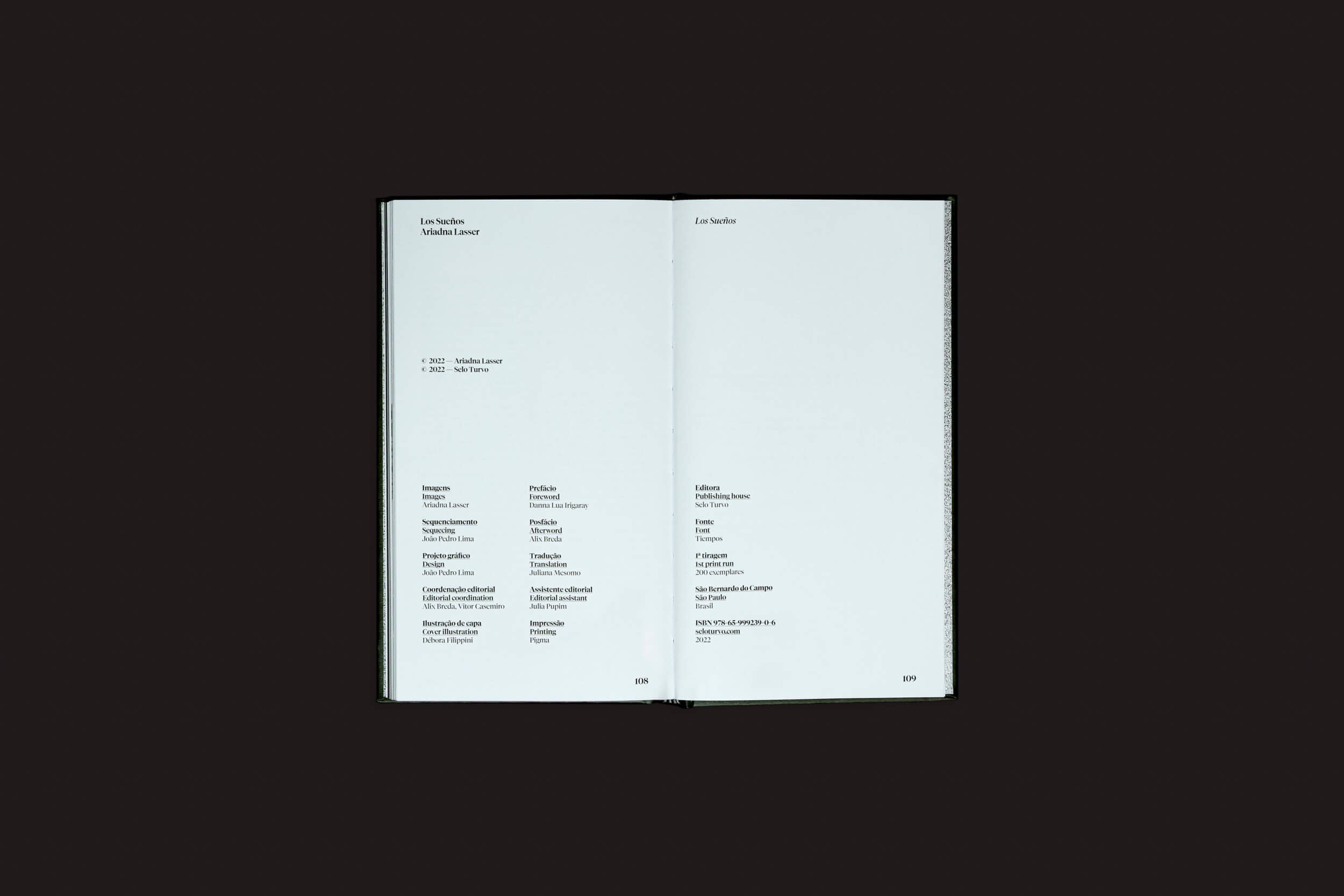 Um livro aberto com fundo escuro apresenta texto e títulos minimalistas. As páginas 280 e 281 repousam nos cantos, lembrando os sonhos escritos por Ariadna Lasser em Los Sueños de Selo Turvo.