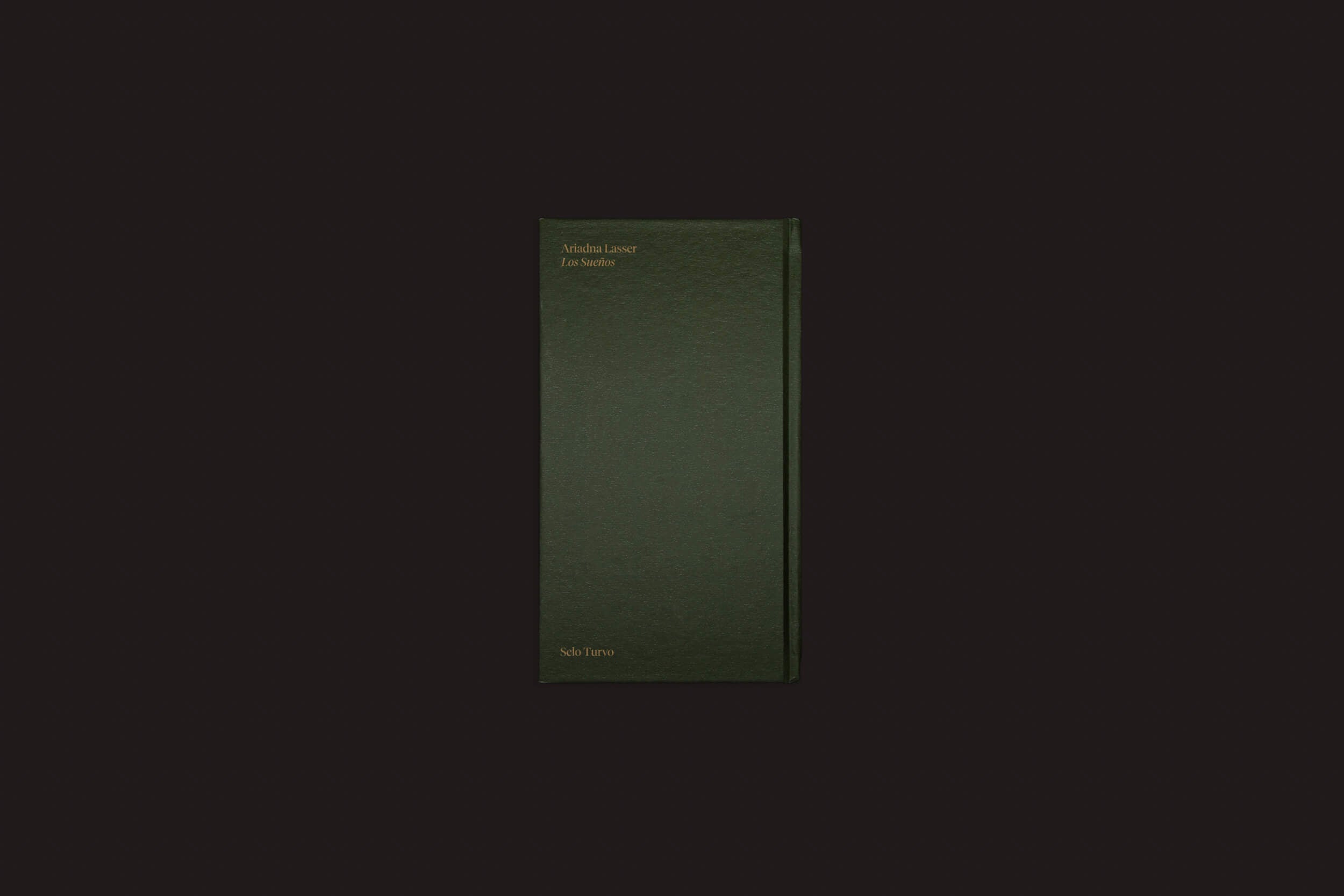 Um livro fino intitulado Los Sueños, de Ariadna Lasser, apresentado por Selo Turvo, apresenta uma capa verde escura com texto dourado minimalista emergindo de um fundo preto sólido, capturando a essência dos sonhos.