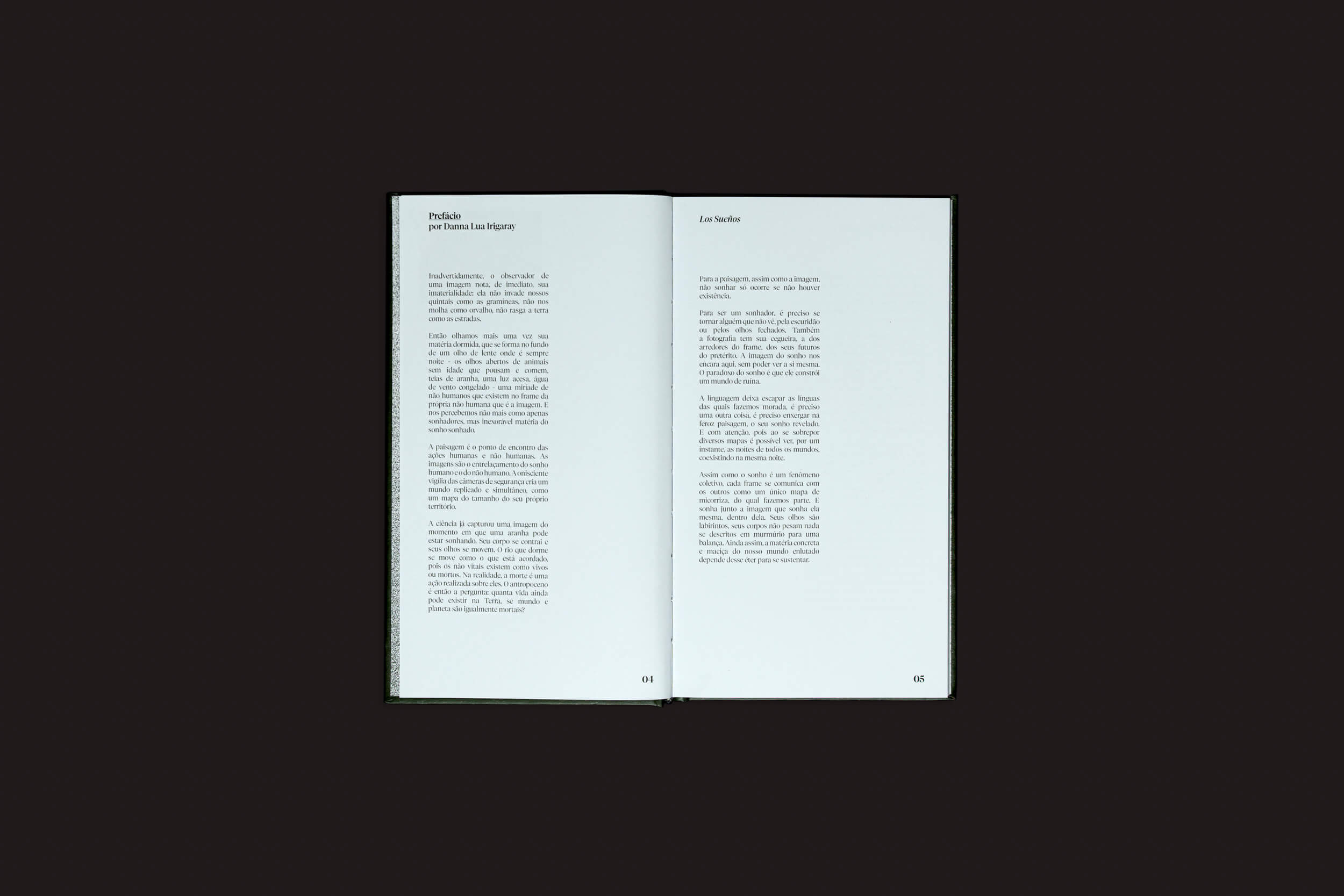 Um exemplar aberto de Ariadna Lasser: Los Sueños, de Selo Turvo, está sobre uma superfície escura, com suas páginas 81 e 82 repletas de texto uniformemente espaçado, convidando os leitores a explorar o labirinto de seus sonhos por meio de uma prosa cuidadosamente elaborada.