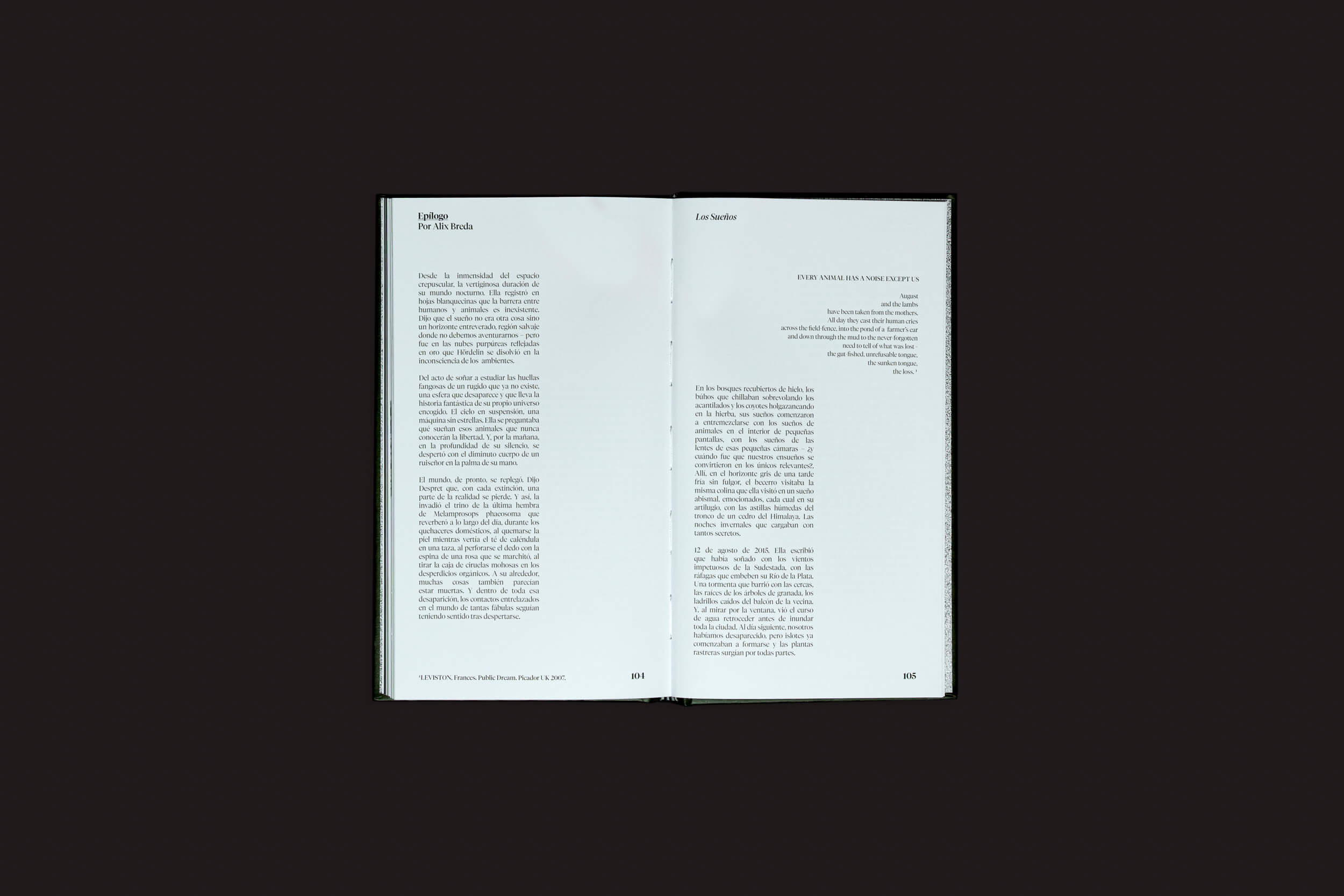 Um livro aberto sobre uma superfície escura mostra texto em colunas duplas. Ele exibe o poema Cubría de Ezequiel Zaidenwerg, com estrofes artisticamente espaçadas. Os números de página 380 e 381 são visíveis, ecoando sonhos criados em Ariadna Lasser: Los Sueños de Selo Turvo.