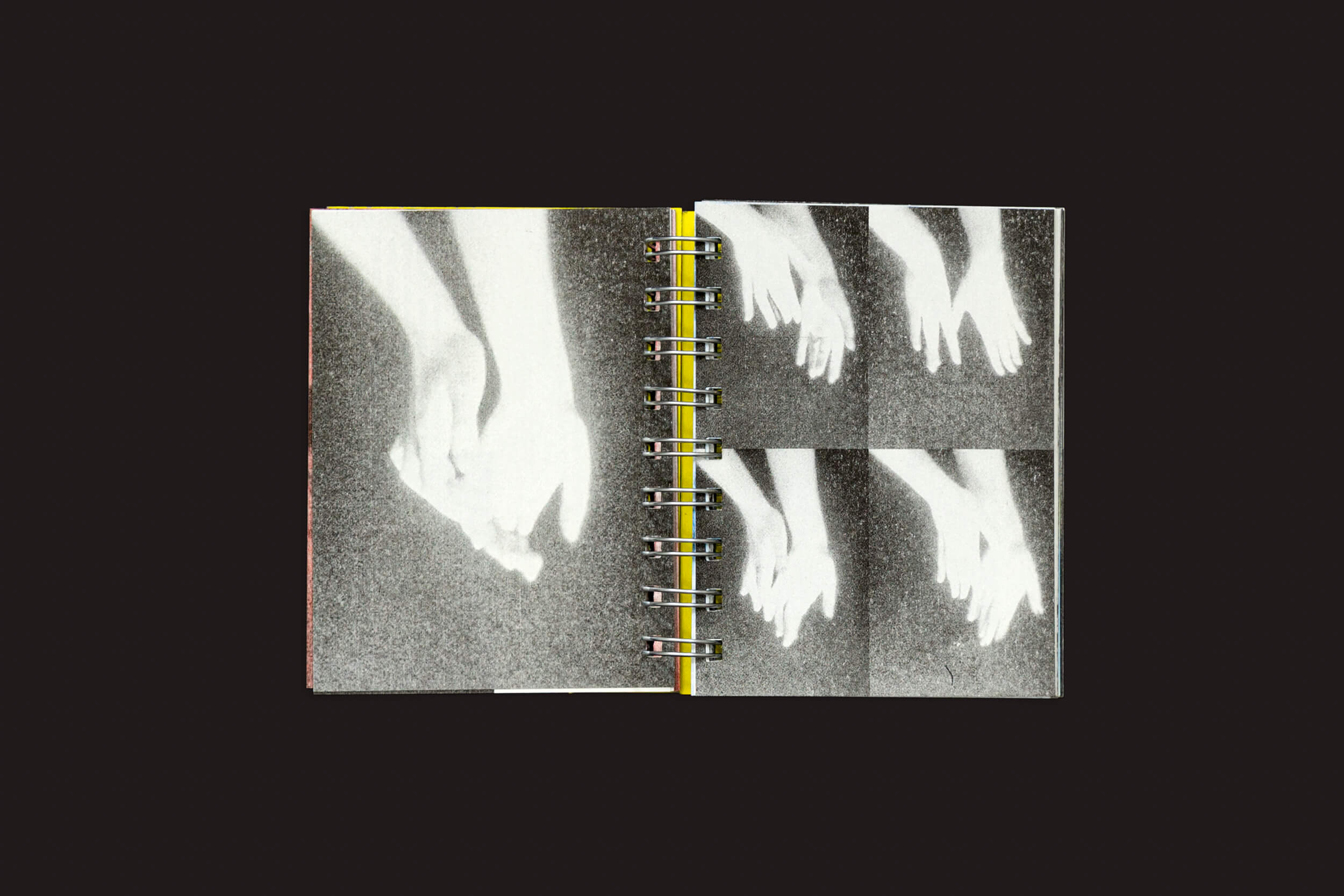 O caderno espiral aberto apresenta Gonzalo Golpe & Marina Meyer: Manifesto Antiético, da SED Editorial, exibindo um ensaio visual de imagens em preto e branco de mãos em posições alternadas, criando um efeito de sequência em um fundo escuro — ideal para profissionais editoriais.