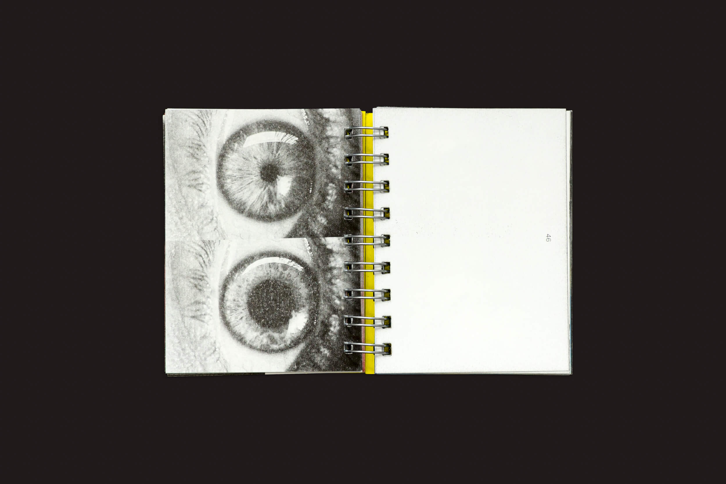 O caderno Gonzalo Golpe & Marina Meyer: Manifesto Antiético, encadernado em espiral, da SED Editorial, tem duas páginas: um desenho em tons de cinza de olhos realistas na página esquerda e uma página direita em branco com o número 28. Contra um fundo preto, ele cativa os profissionais do meio editorial exigentes.